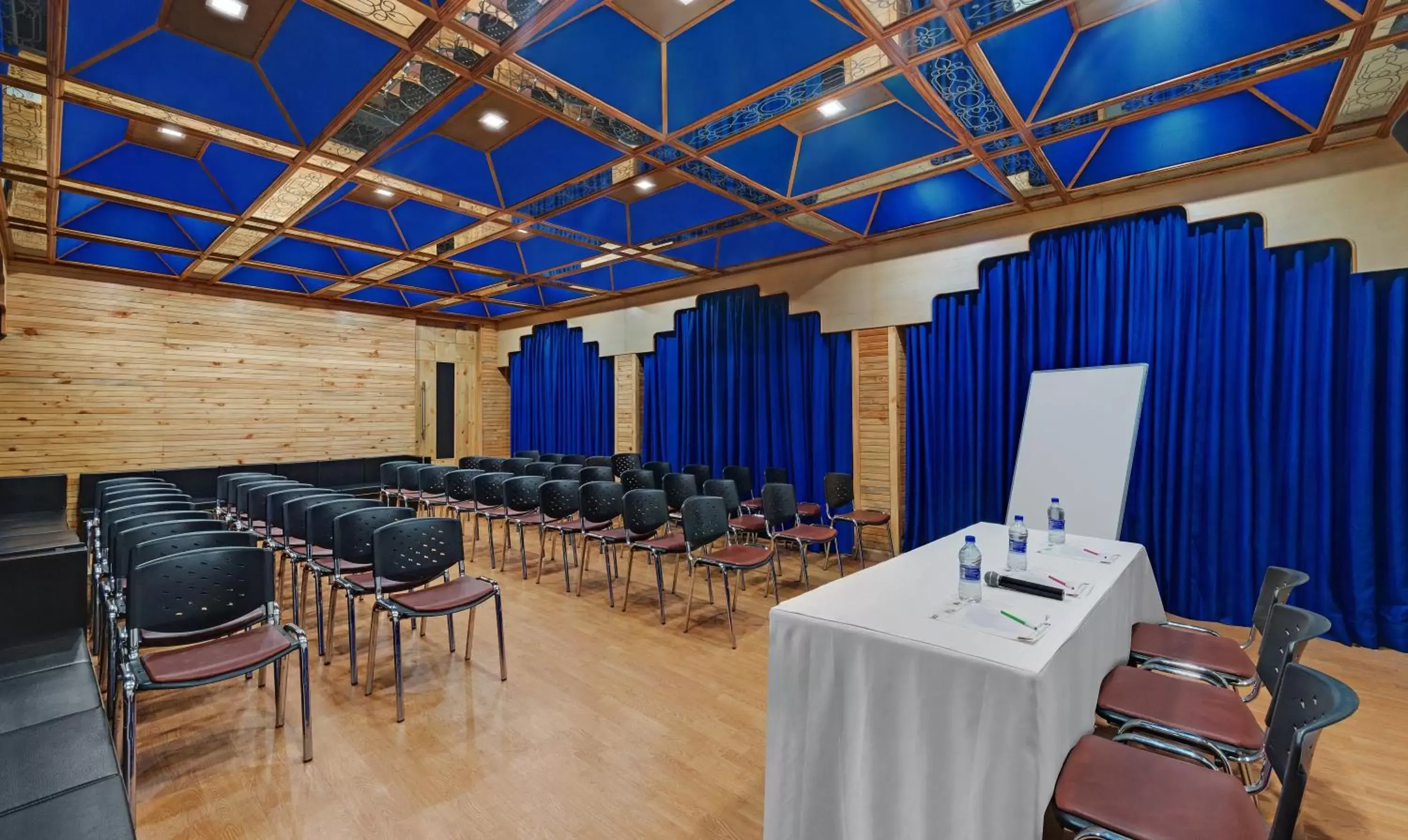 Business facilities, Business Area/Conference Room in The Manali Inn