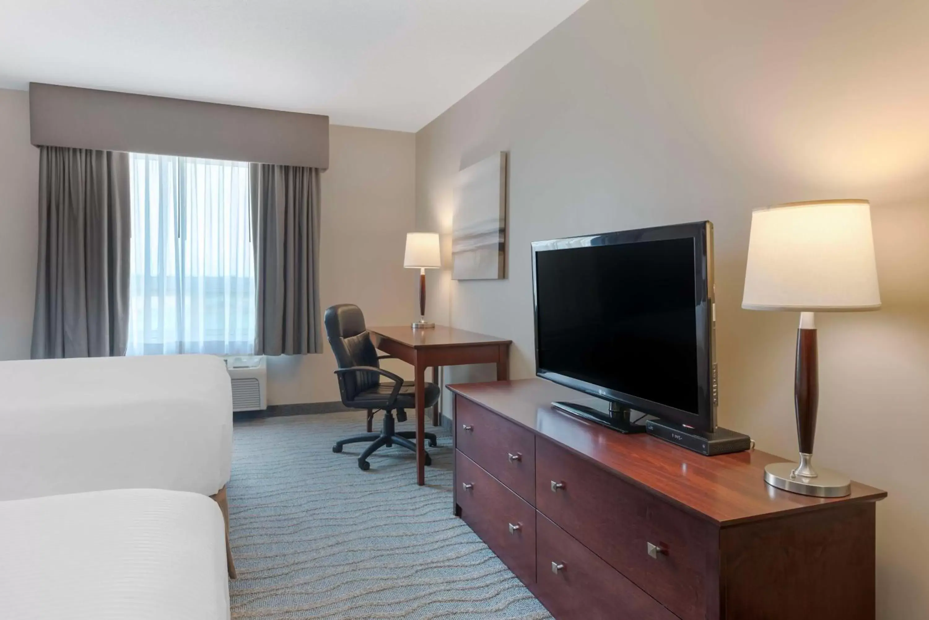 Bedroom, TV/Entertainment Center in Best Western Rocky Mountain House