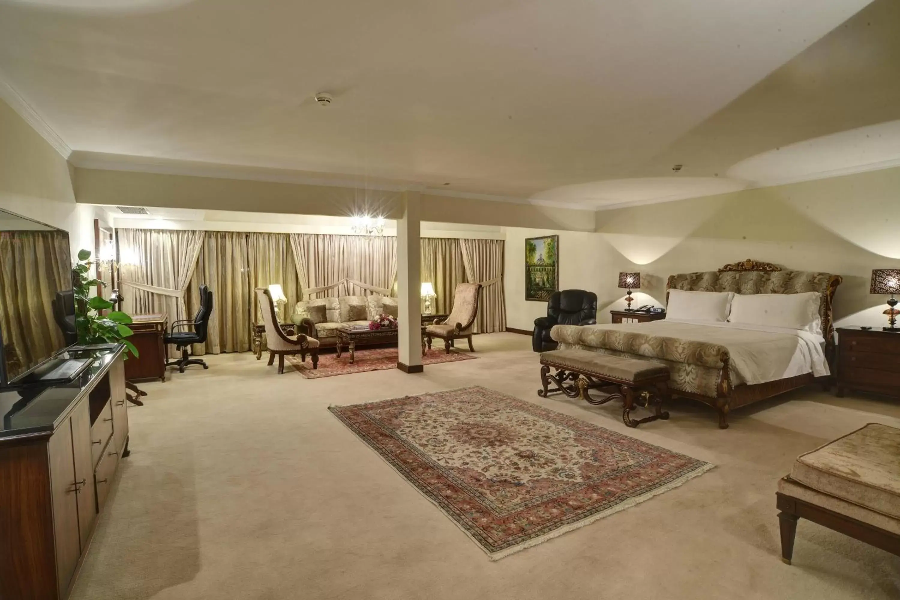 Bedroom, Seating Area in Karachi Marriott Hotel