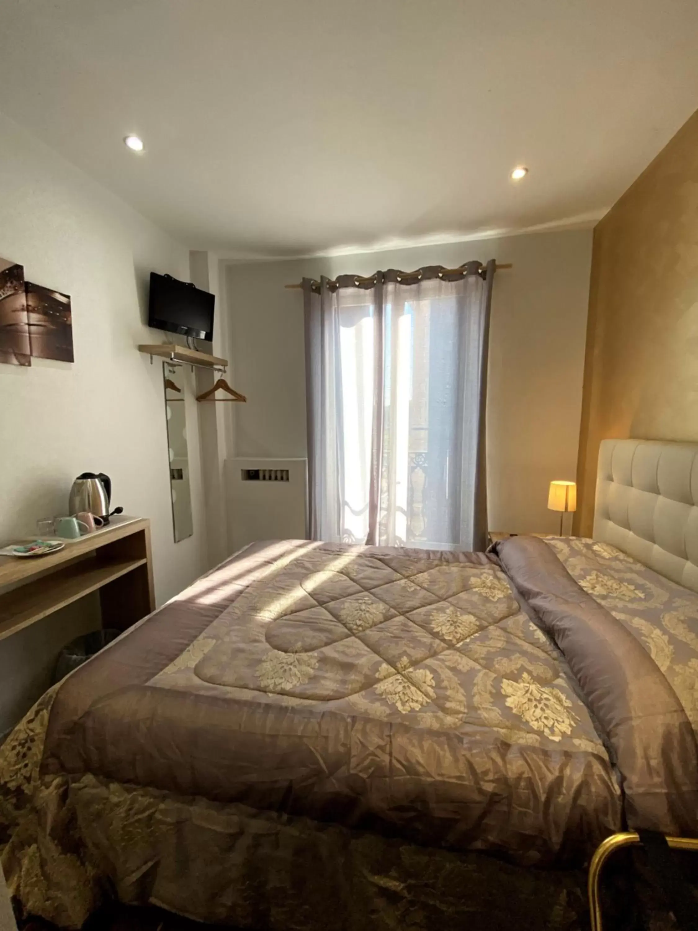 Bedroom, Bed in Kyriad Direct Beziers Centre