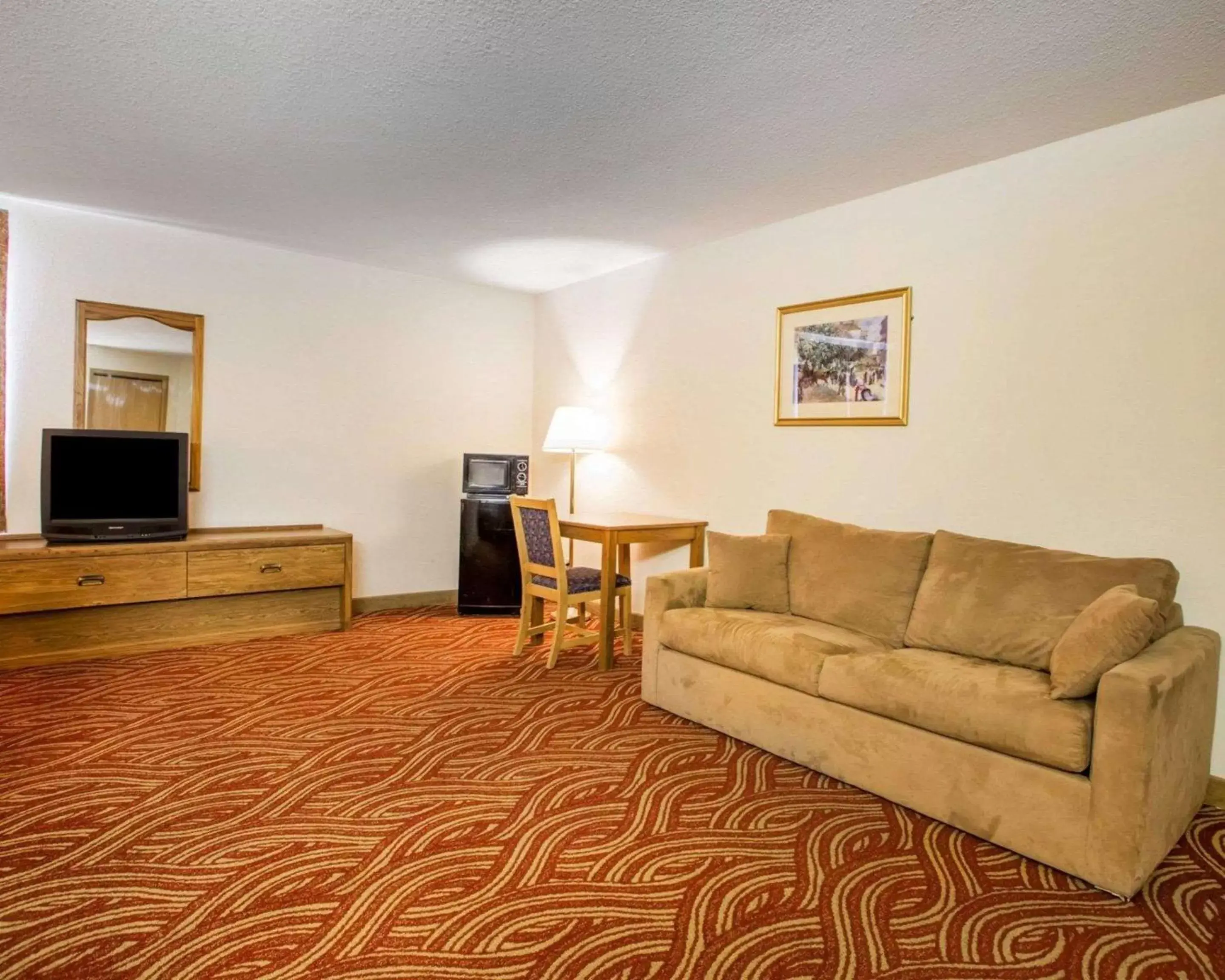 Photo of the whole room, Seating Area in Econo Lodge Inn & Suites Stevens Point