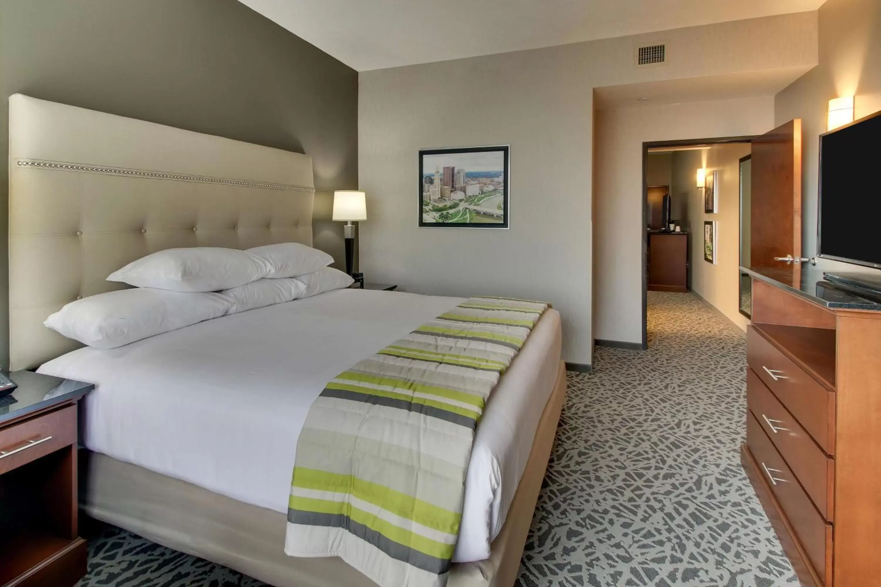 Photo of the whole room, Bed in Drury Inn & Suites Columbus Polaris