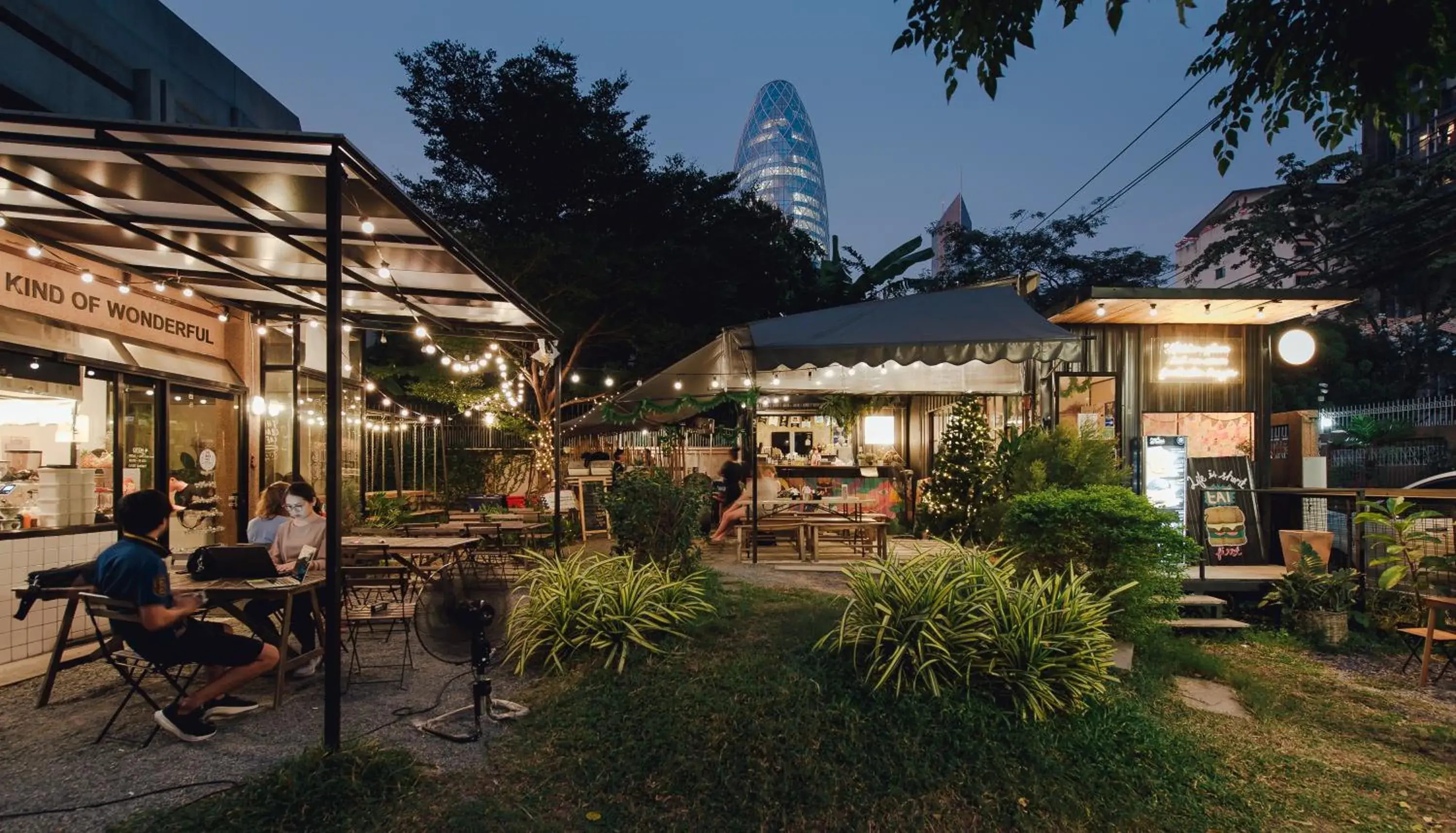 Restaurant/places to eat, Property Building in The Yard Hostel Bangkok