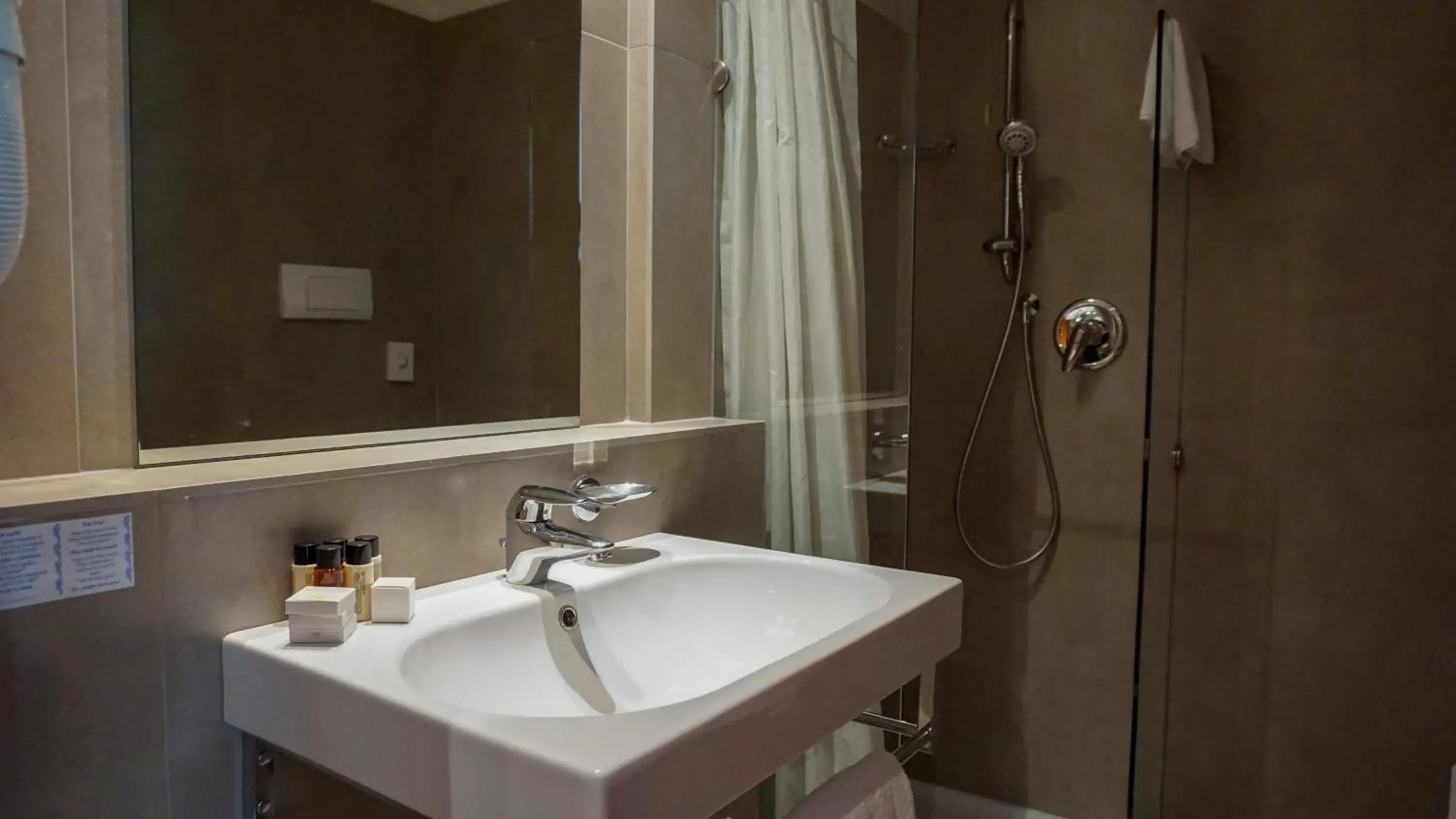 Shower, Bathroom in Hotel Mavino