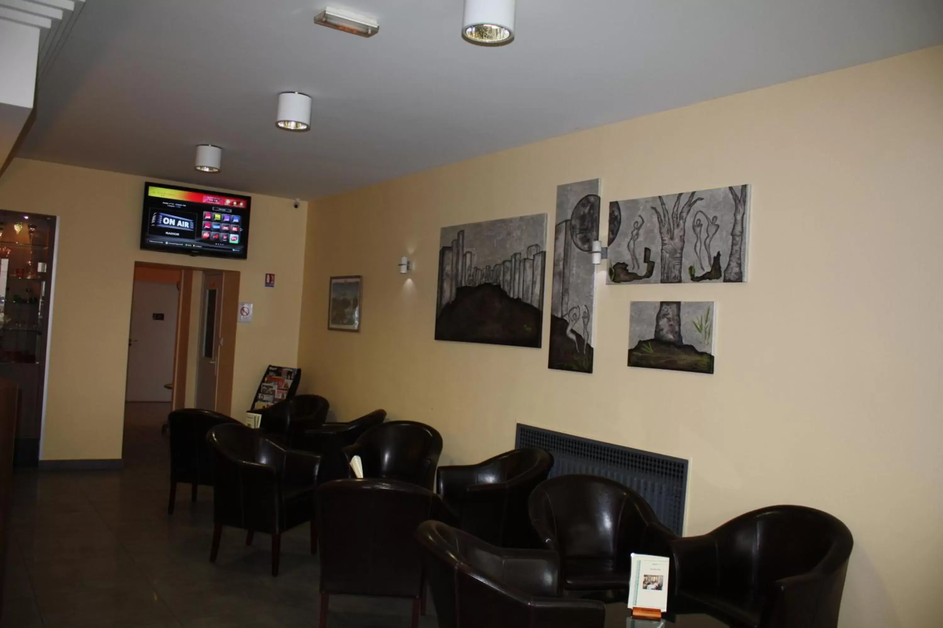 Lounge or bar in Logis Hôtel- Restaurant La Renaissance Lounge or bar in Logis Hôtel- Restaurant La Renaissance