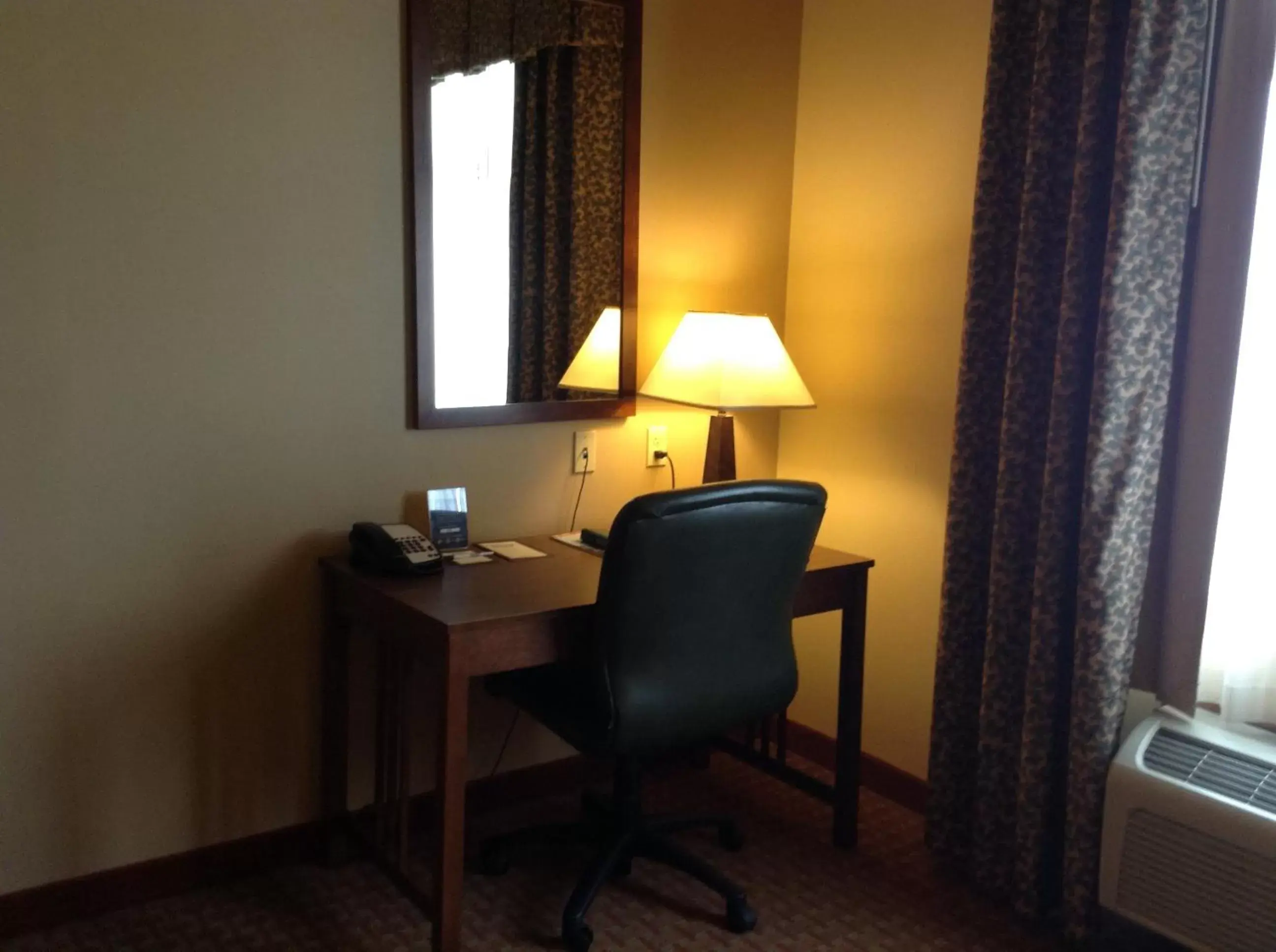 Seating area, TV/Entertainment Center in Canal Park Lodge