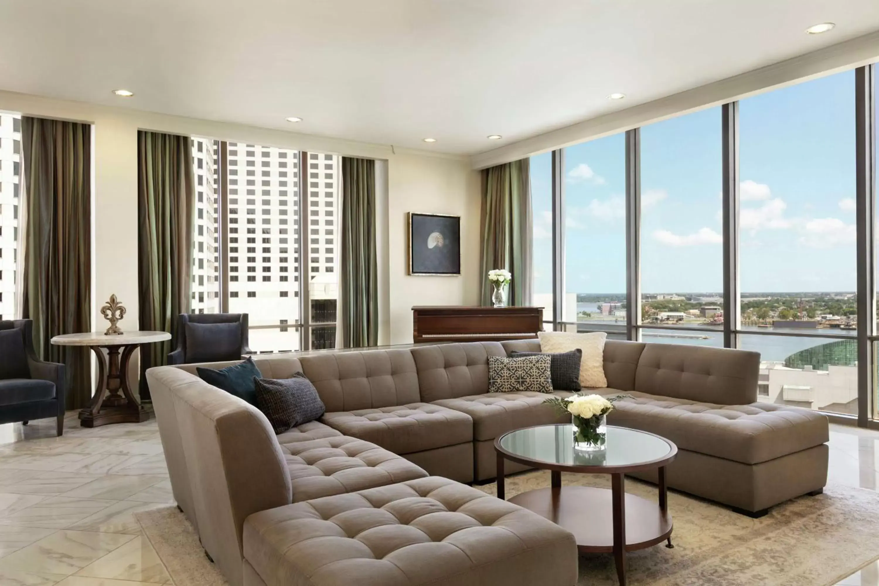 Living room, Seating Area in DoubleTree by Hilton New Orleans