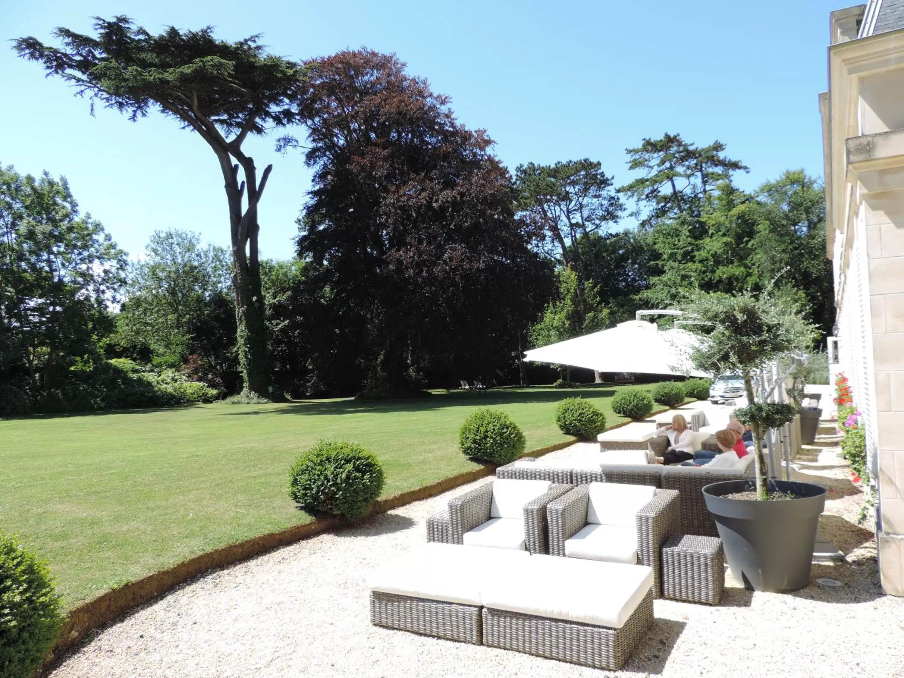 Garden in Chateau La Cheneviere