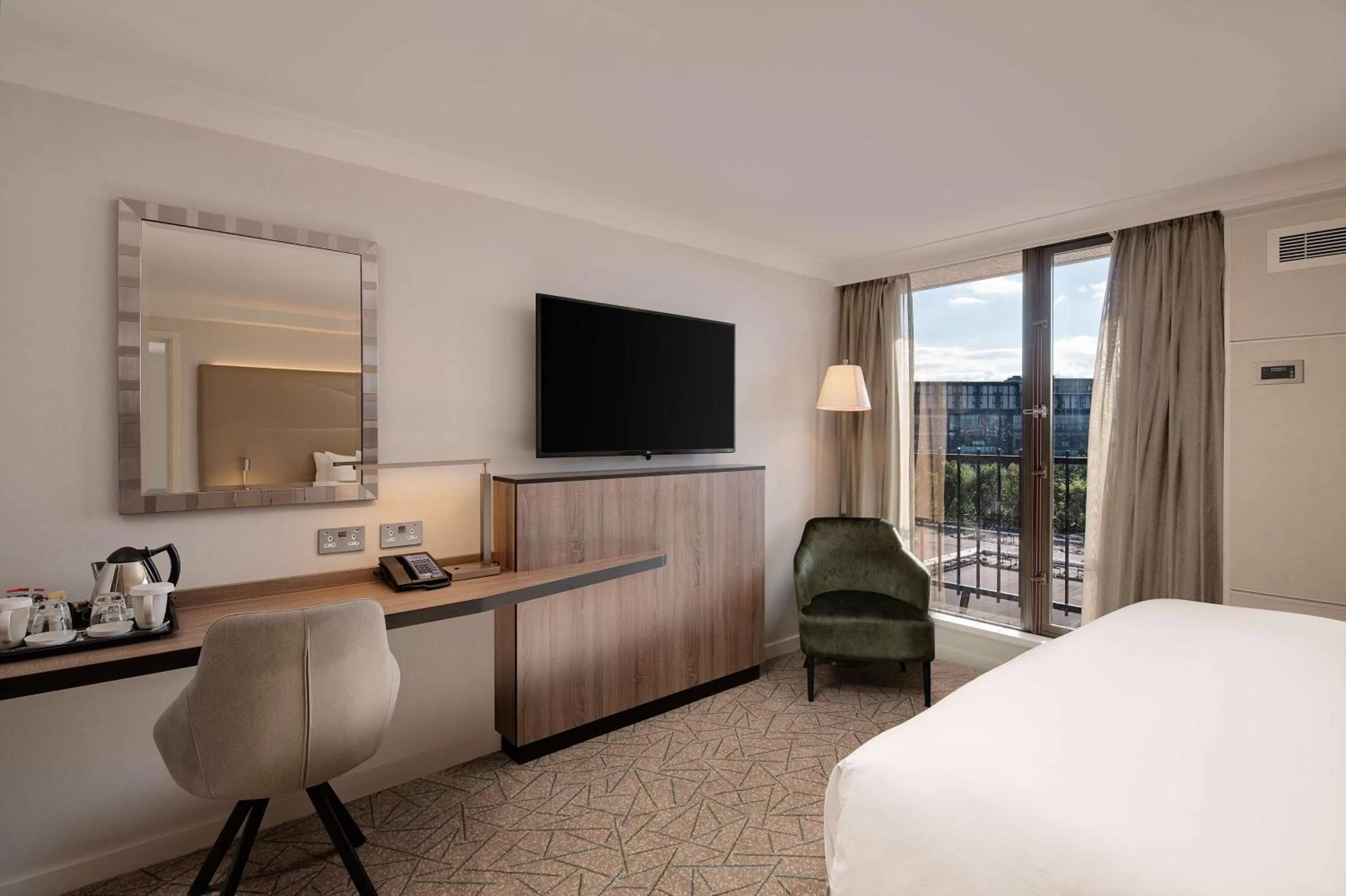 Bedroom, Bed in Hilton Birmingham Metropole Hotel