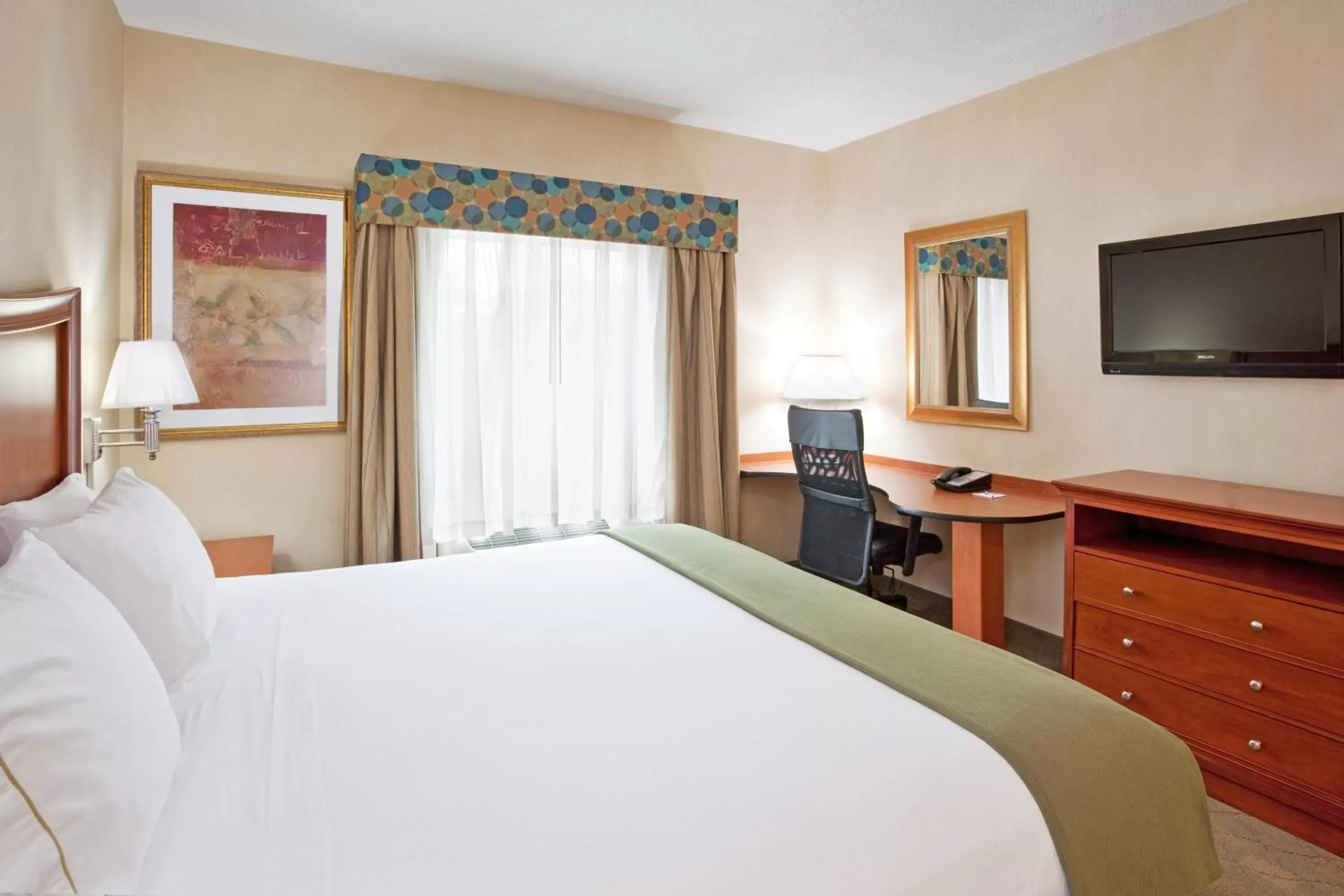 Photo of the whole room, Bed in Holiday Inn Express Hotel & Suites Auburn Hills, an IHG Hotel