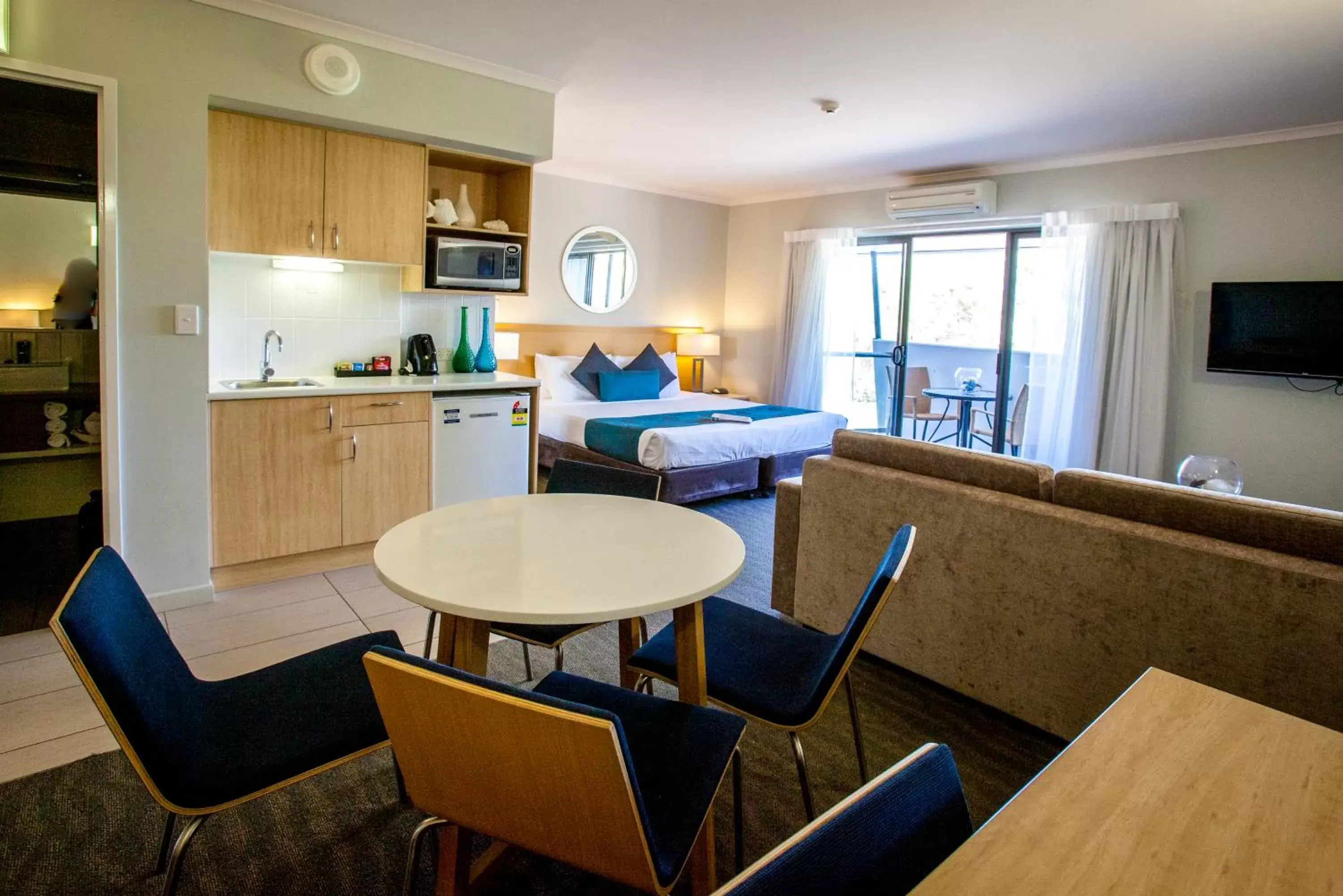 Living room, Kitchen/Kitchenette in Manly Marina Cove Motel
