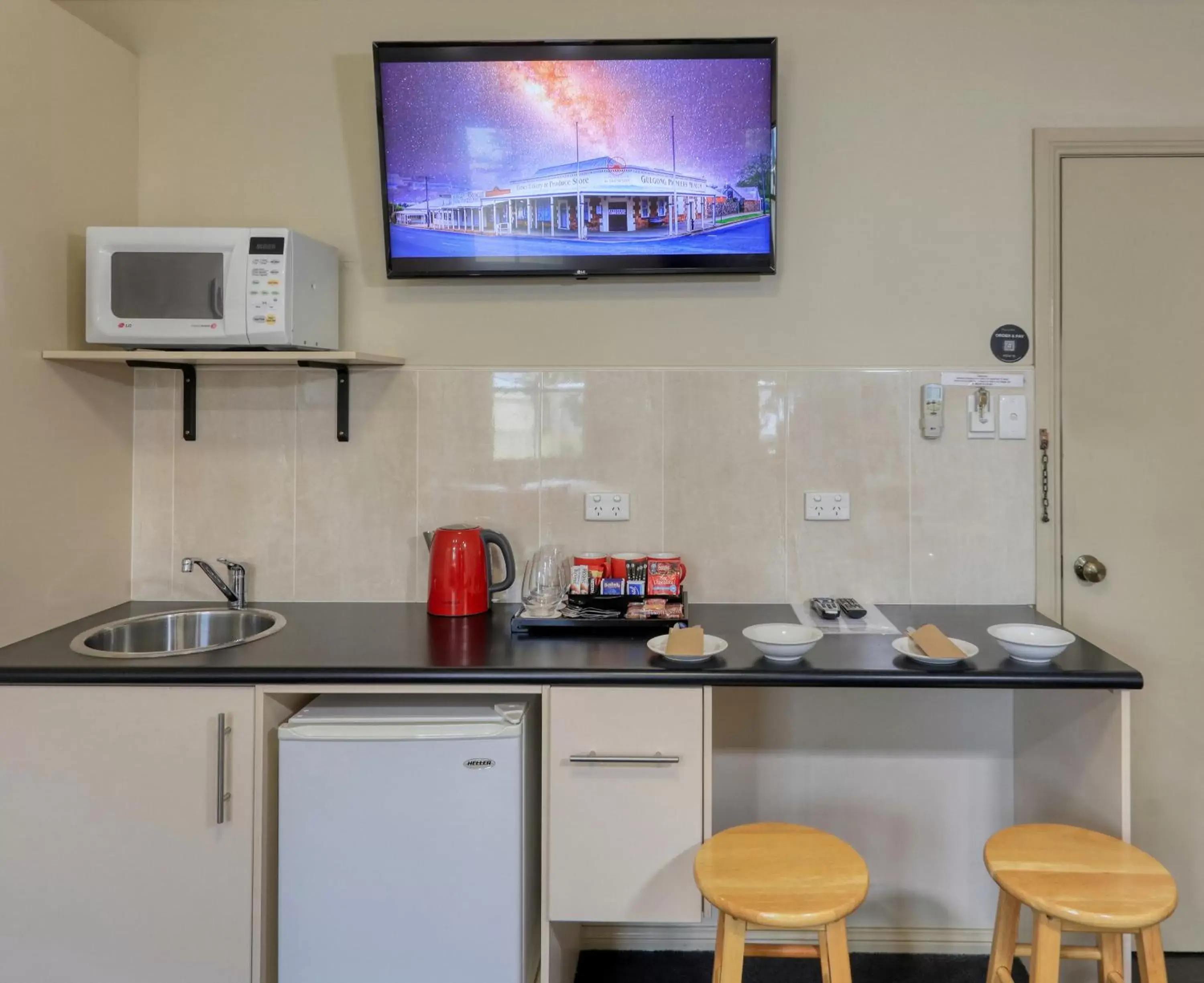 Kitchen/Kitchenette in Prince Of Wales Hotel Gulgong