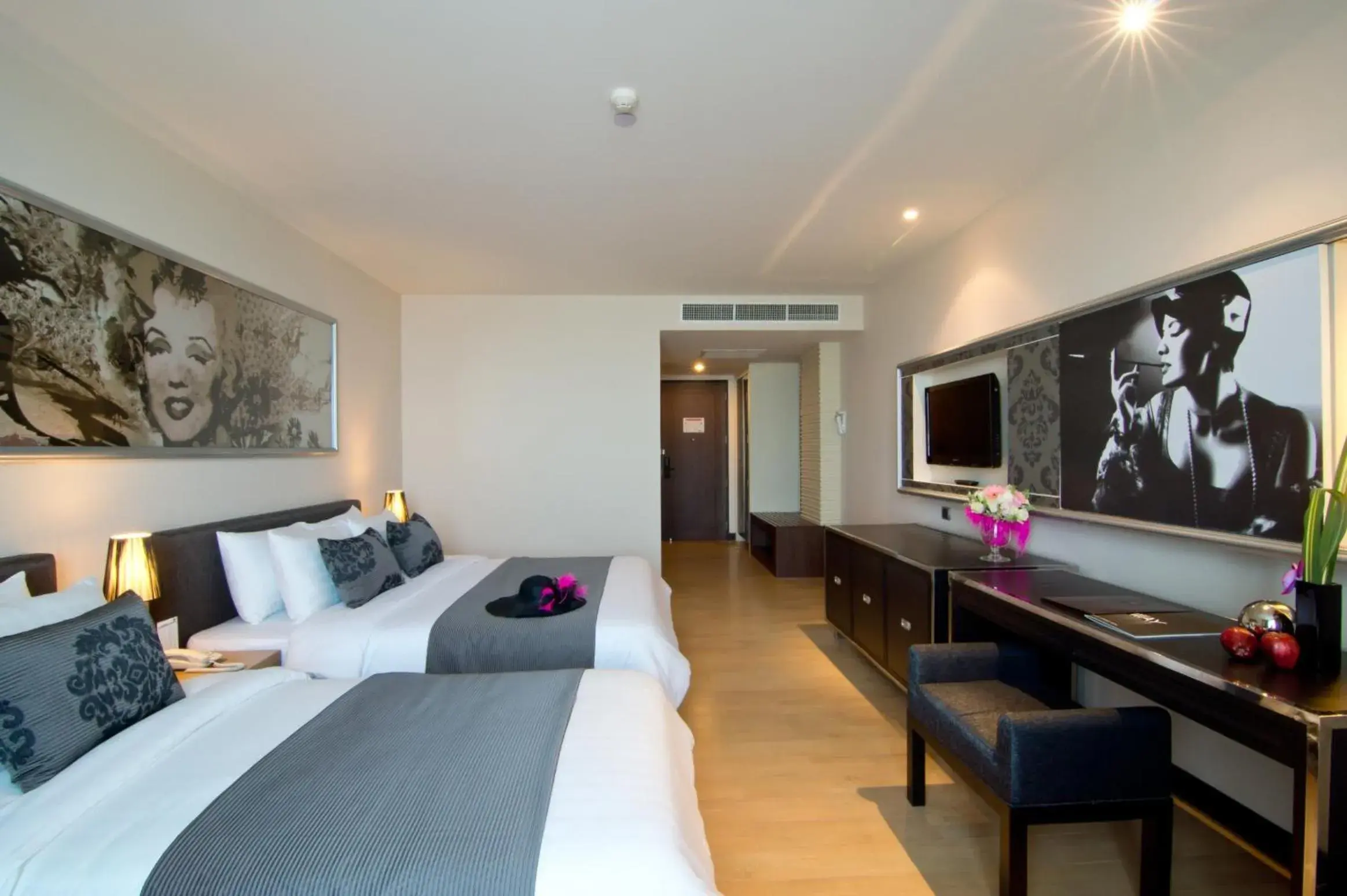Bed, TV/Entertainment Center in Way Hotel Pattaya