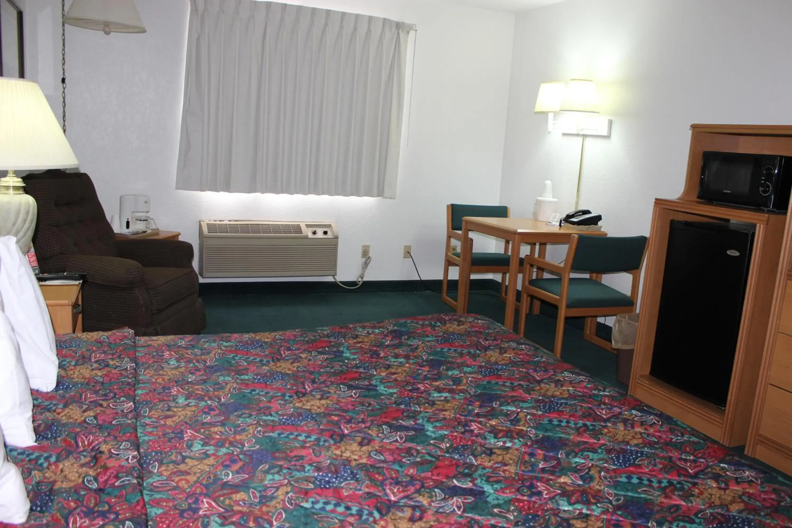 Bed in Americas Best Value Inn Grand Forks Bed in Americas Best Value Inn Grand Forks