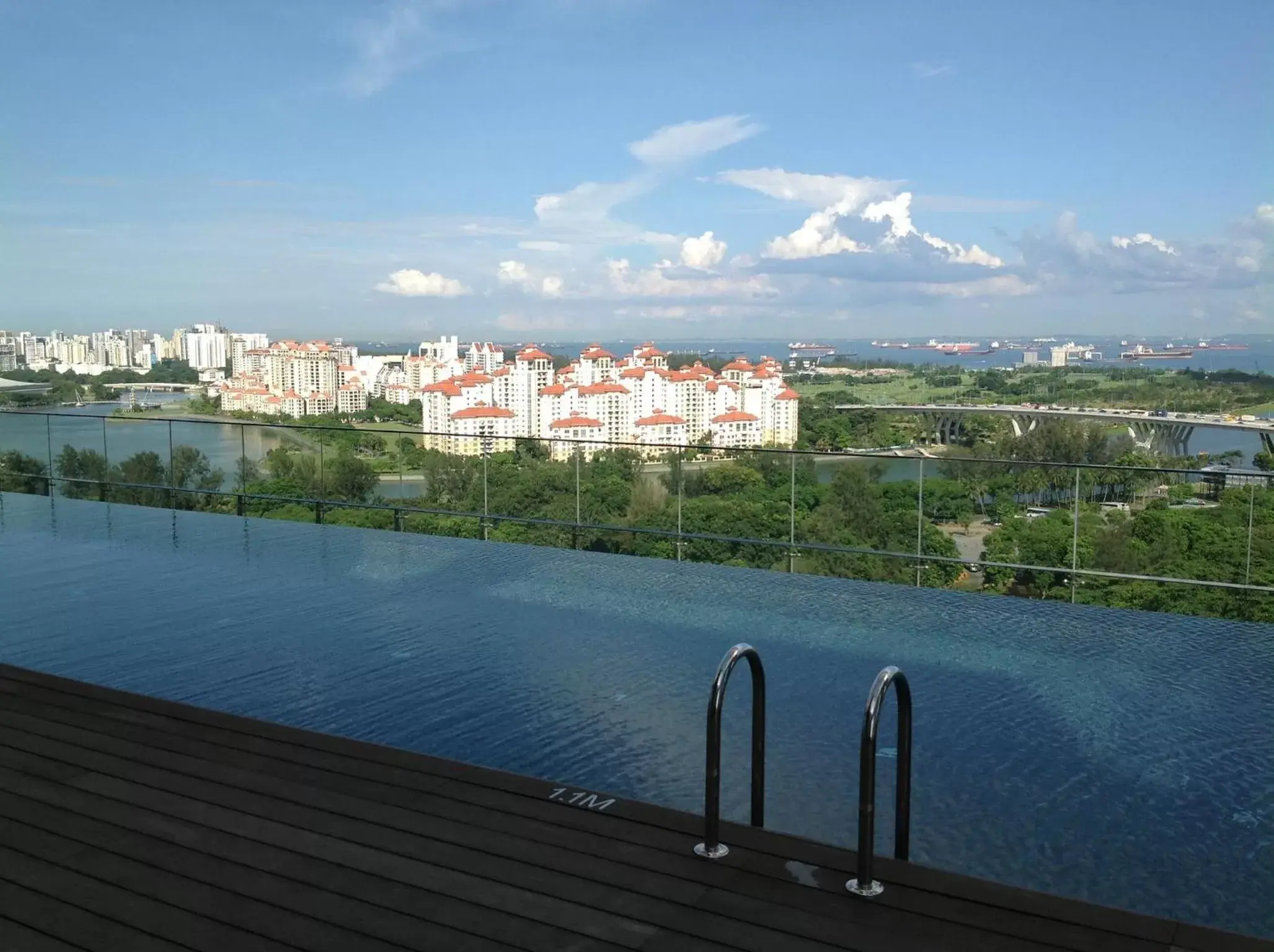 Swimming pool in Pan Pacific Serviced Suites Beach Road, Singapore Swimming pool in Pan Pacific Serviced Suites Beach Road, Singapore