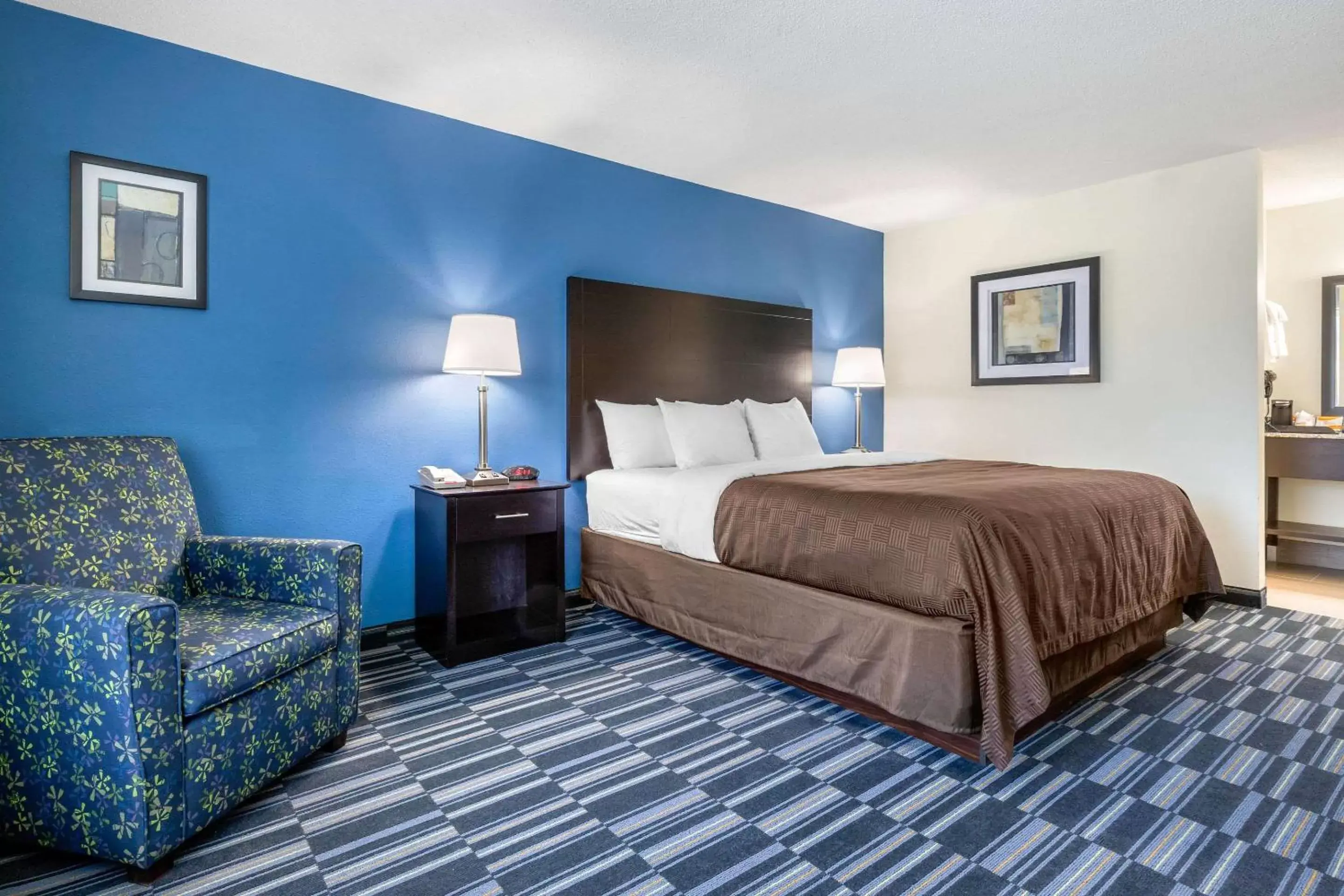 Photo of the whole room, Bed in Days Inn and Suites by Wyndham Oxford