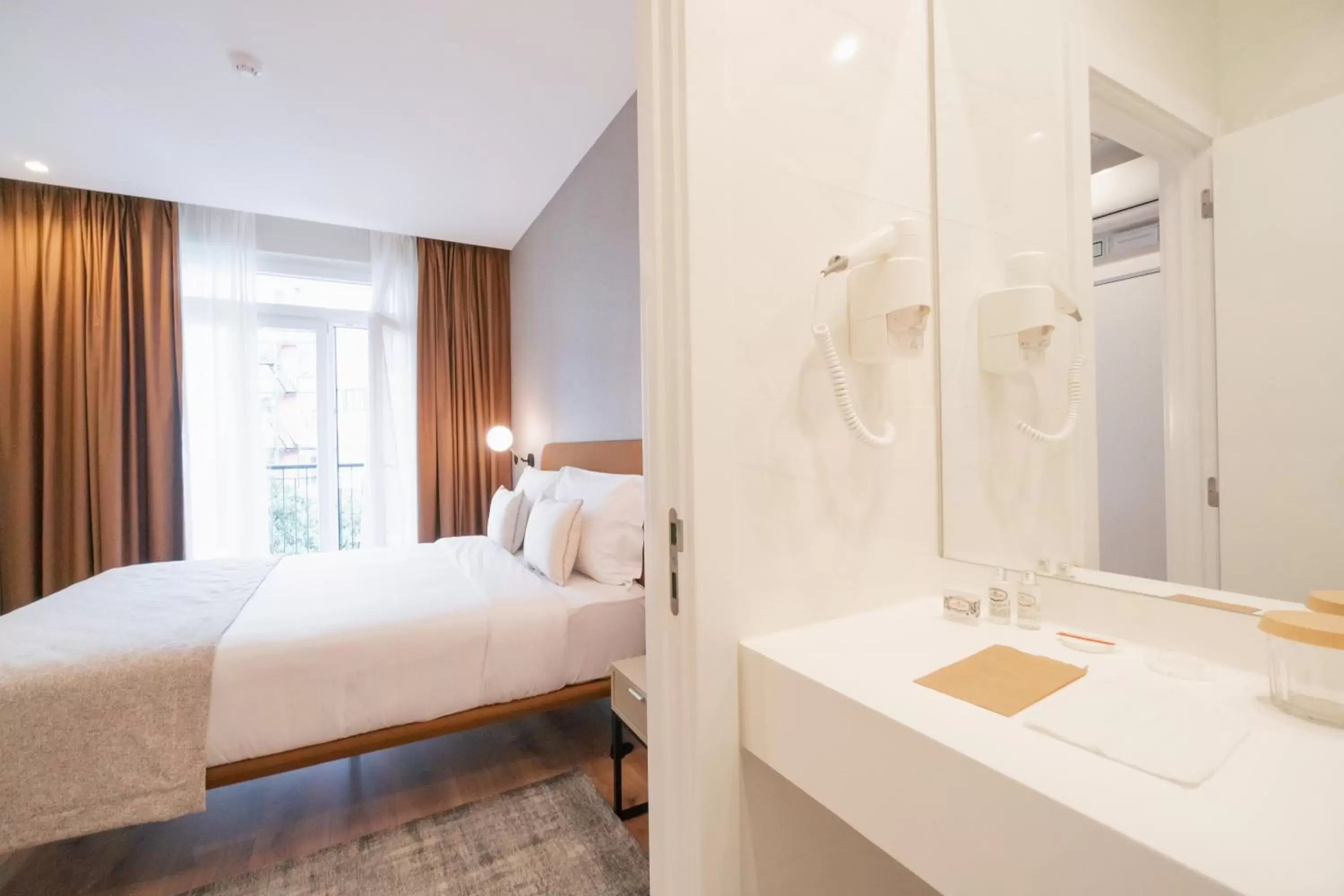 Bed, Bathroom in LX SoHo Boutique Hotel by RIDAN Hotels