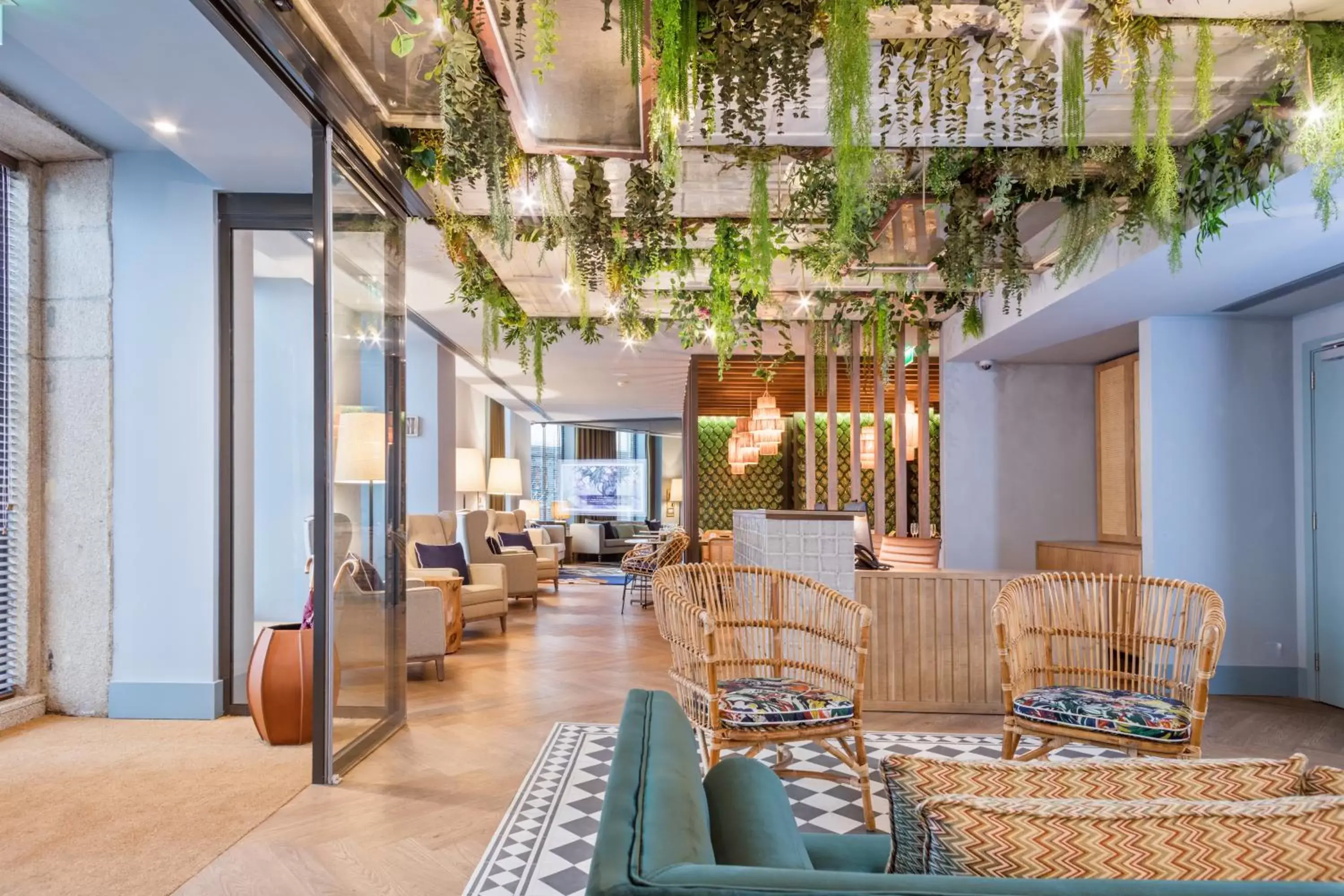 Lobby or reception, Lounge/Bar in Pur Oporto Boutique Hotel by actahotels