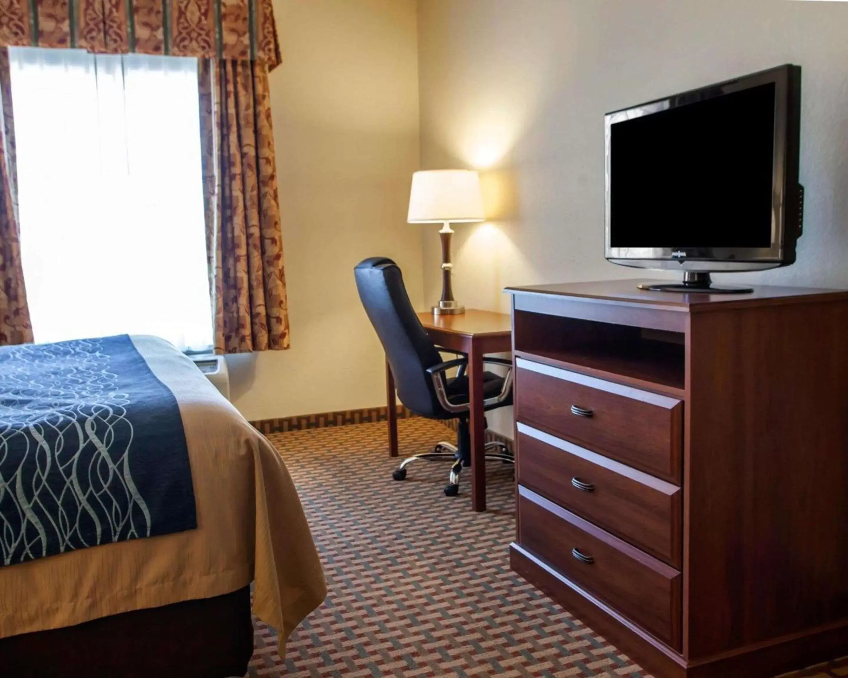 Photo of the whole room, TV/Entertainment Center in Comfort Inn & Suites Harrisonville