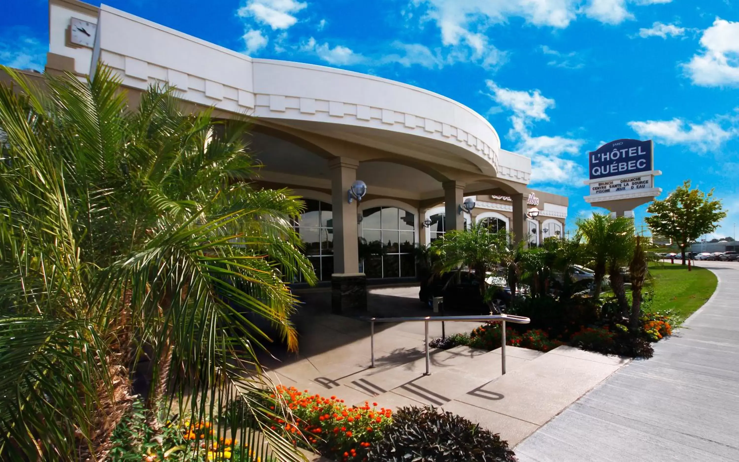 Facade/entrance in L'Hôtel Québec par JARO Facade/entrance in L'Hôtel Québec par JARO