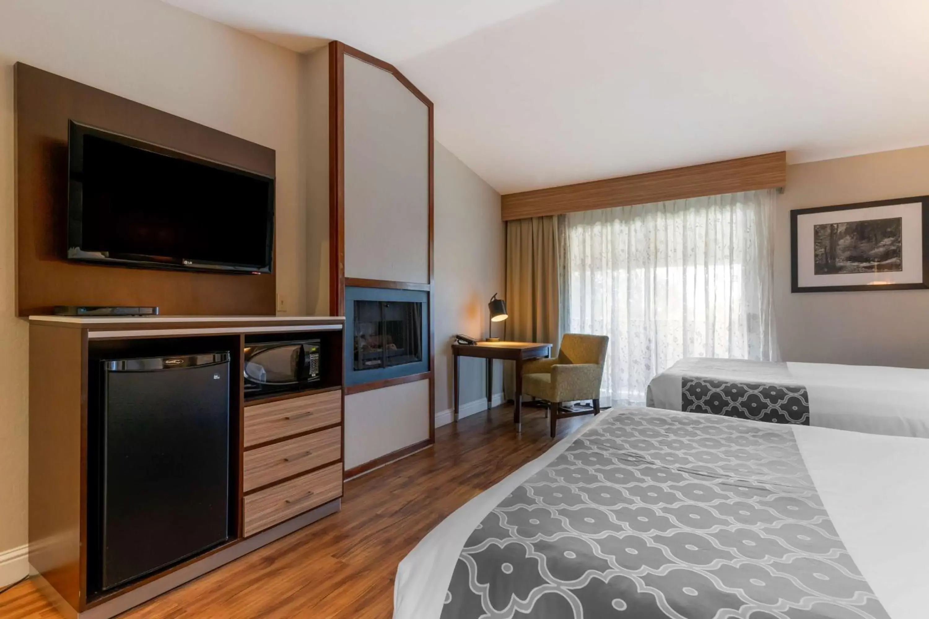 Bedroom, TV/Entertainment Center in Best Western Plus Forest Park Inn