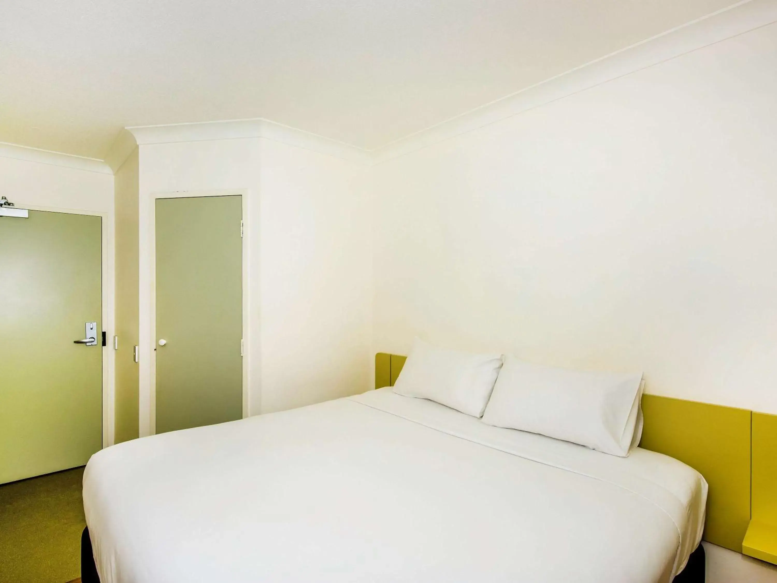 Photo of the whole room, Bed in ibis budget Windsor Brisbane