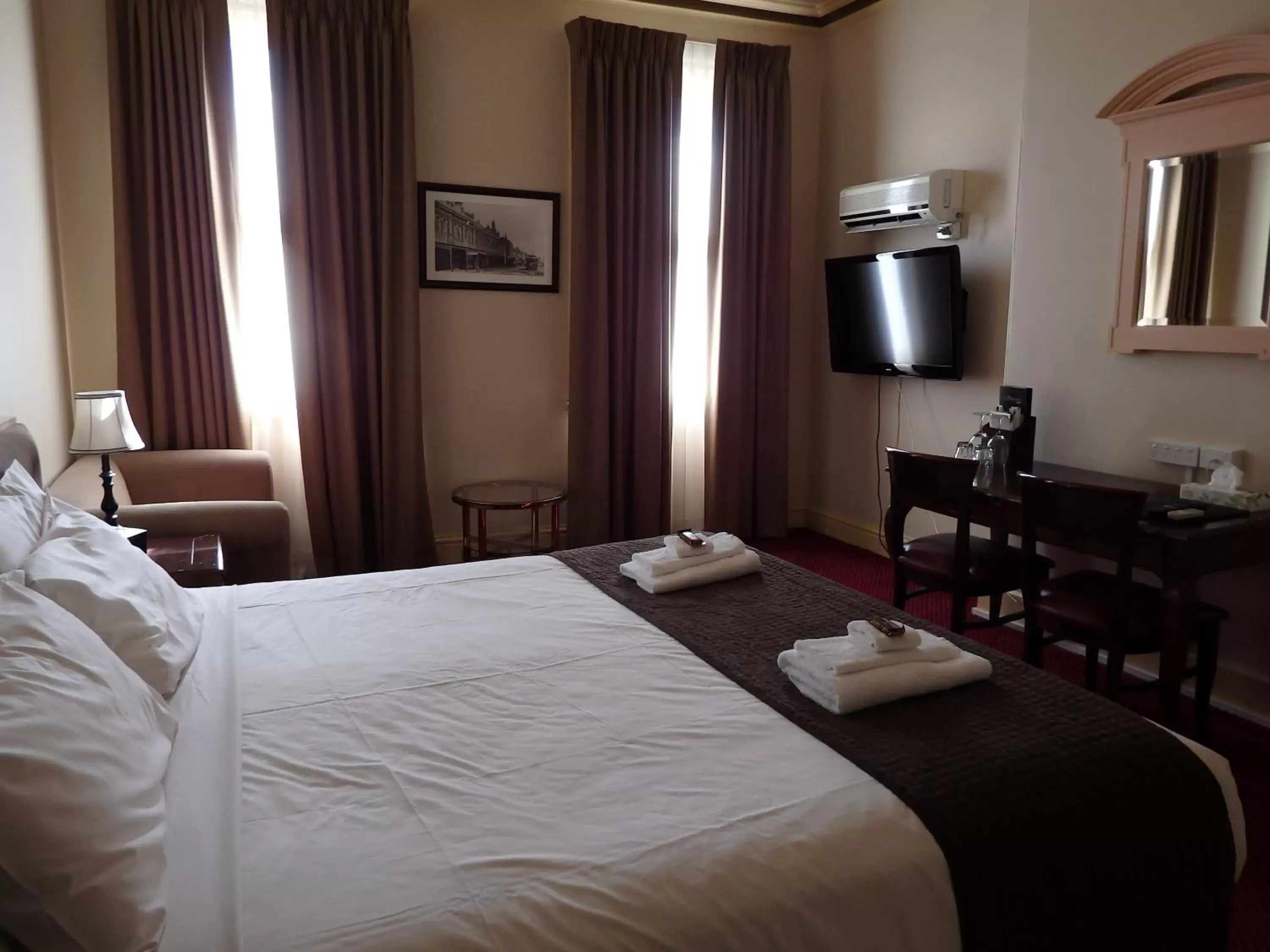 Photo of the whole room, Bed in The Glenferrie Hotel Hawthorn