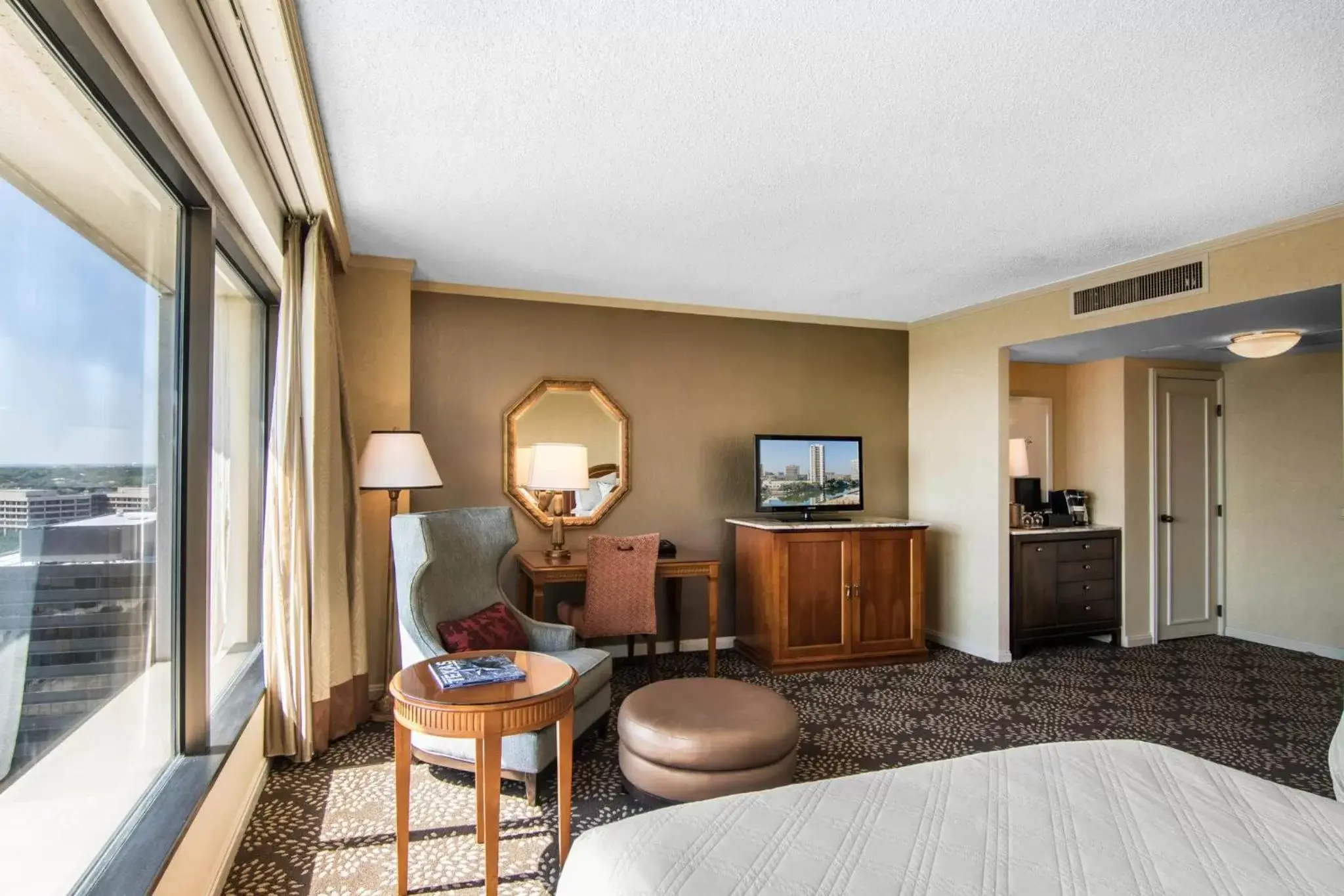 Photo of the whole room, Seating Area in Omni Las Colinas Hotel