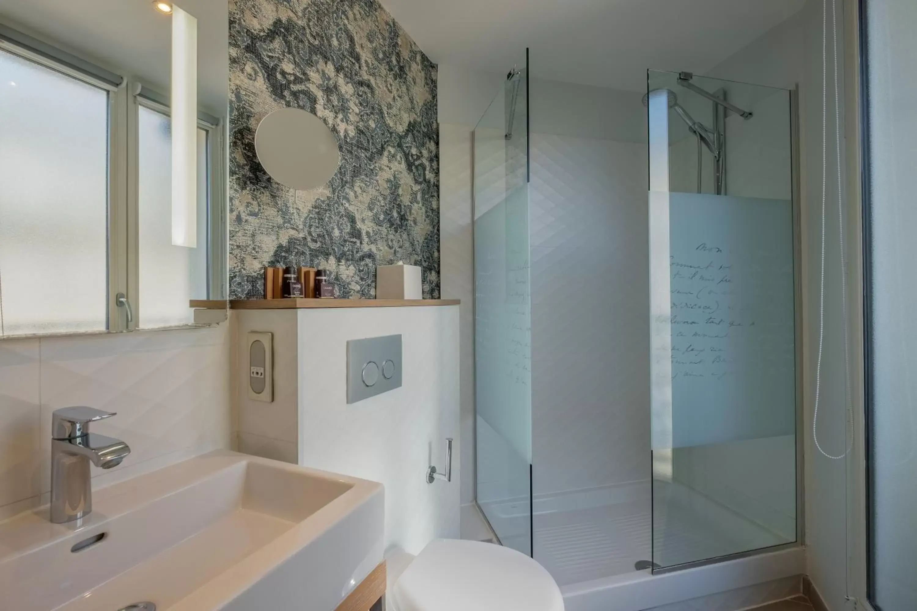 Shower, Bathroom in Hotel Litteraire Le Swann, BW Premier Collection