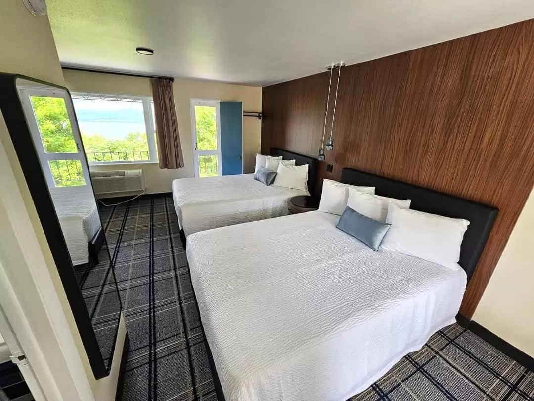 Bedroom, Bed in The Hotel Laurel at Seneca