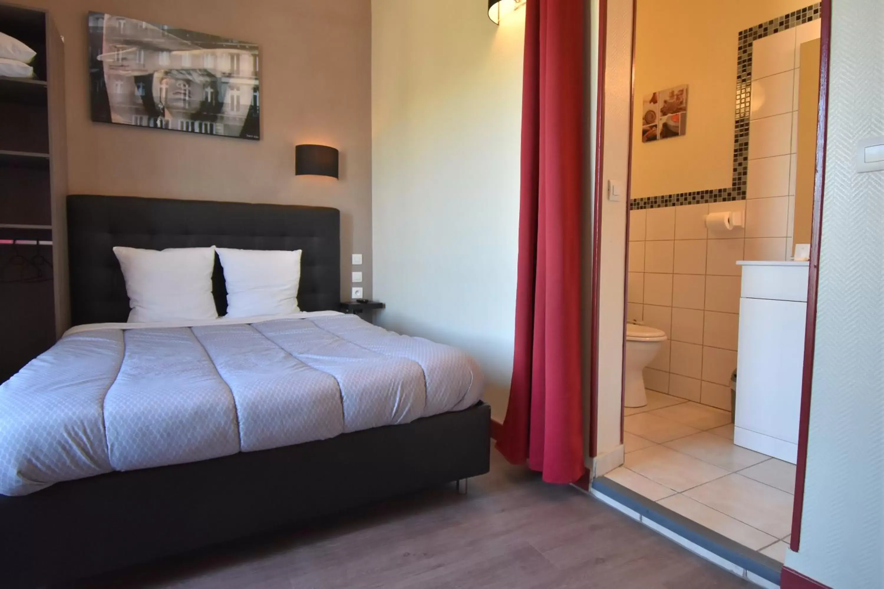 Photo of the whole room, Bed in Hôtel des 2 Gares