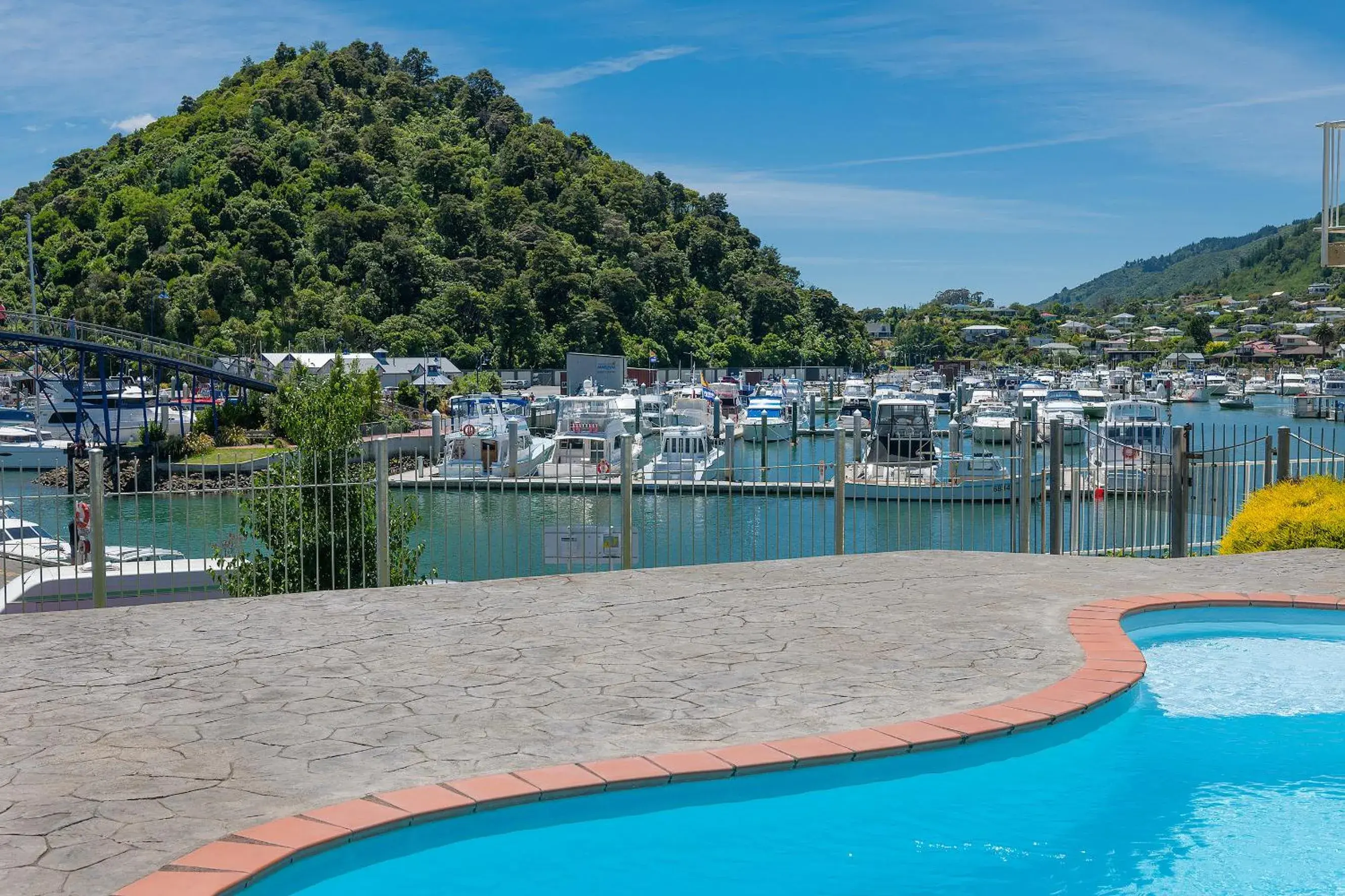 Sea view, Swimming Pool in Beachcomber Inn (Picton)