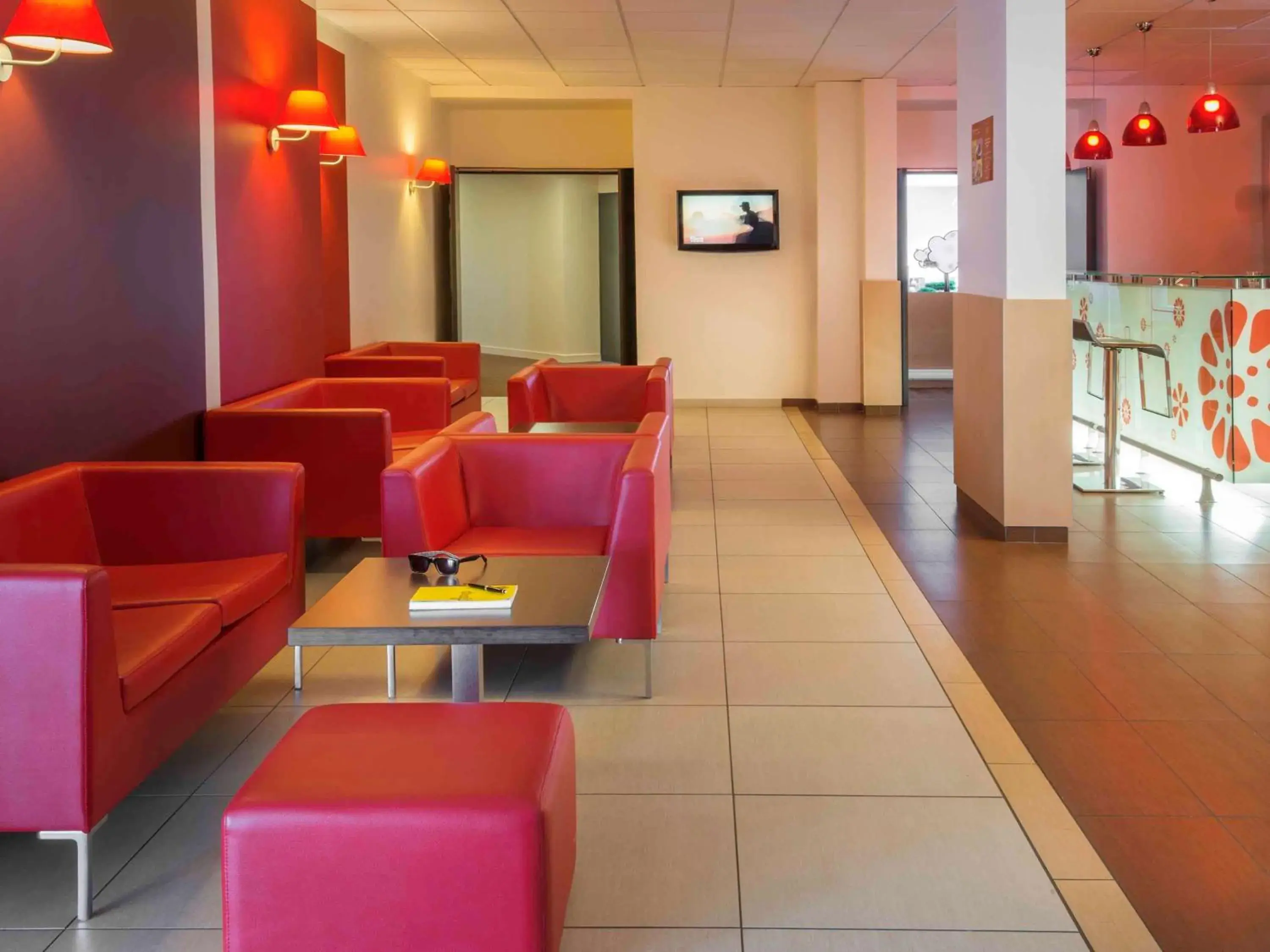 Lounge or bar in ibis Cholet