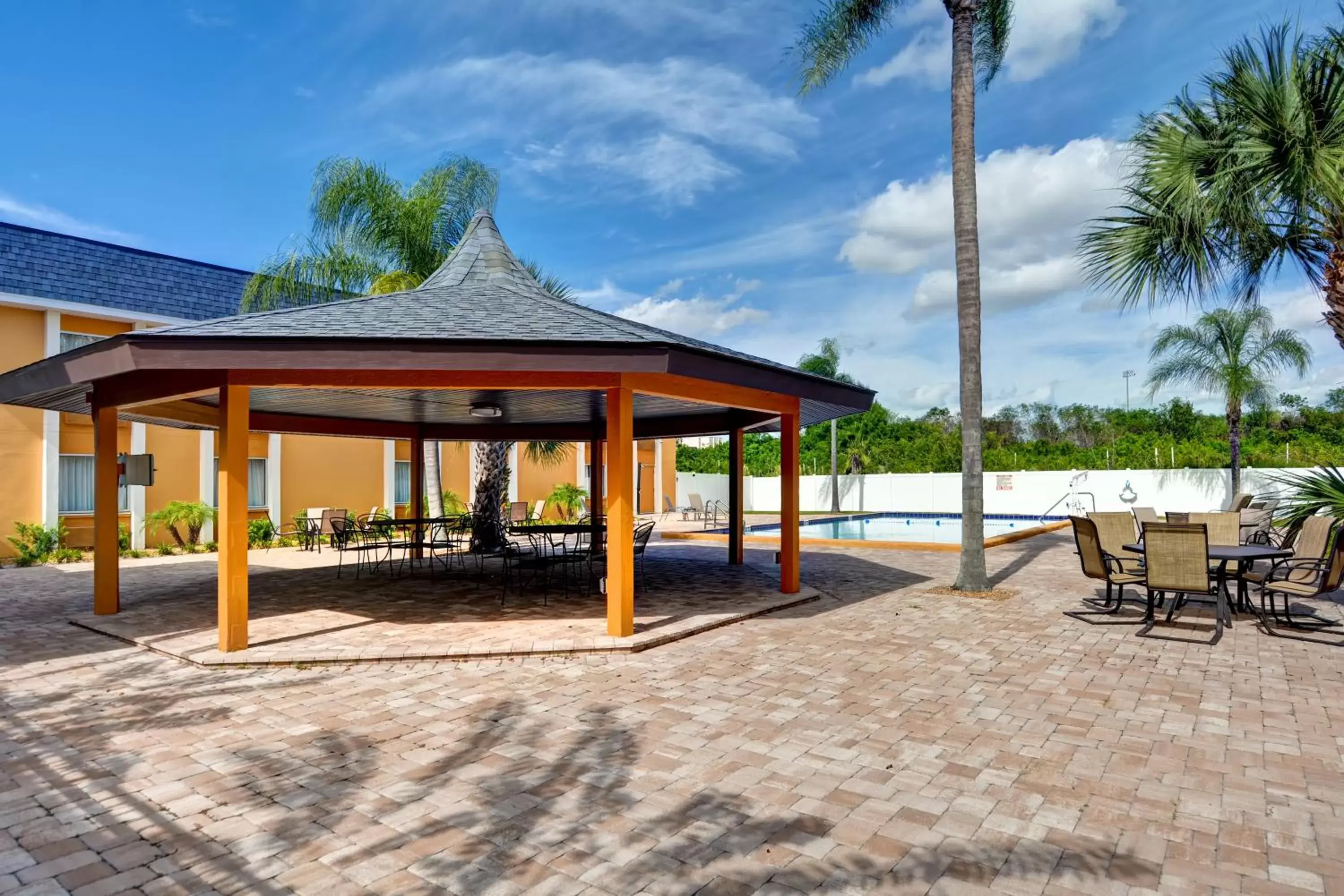 Patio in Quality Inn & Suites Heritage Park