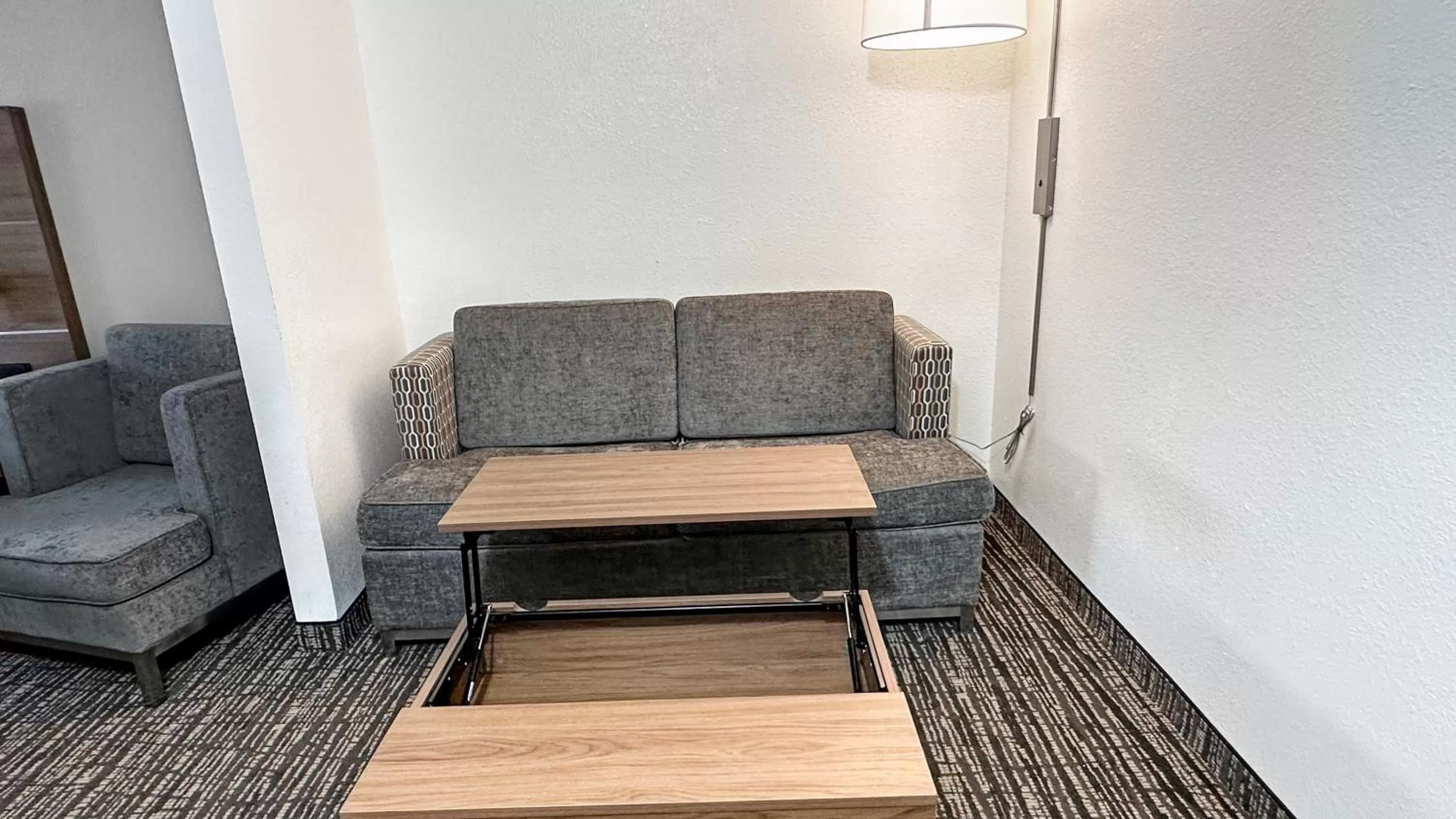 Seating area in Estherville Hotel & Suites