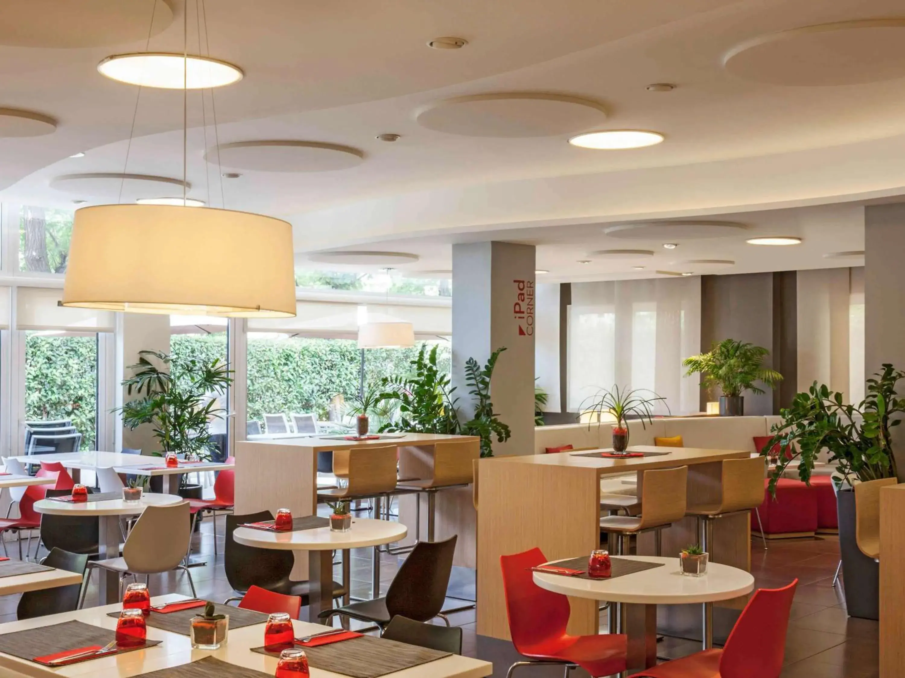 Restaurant/Places to Eat in Ibis Cornella