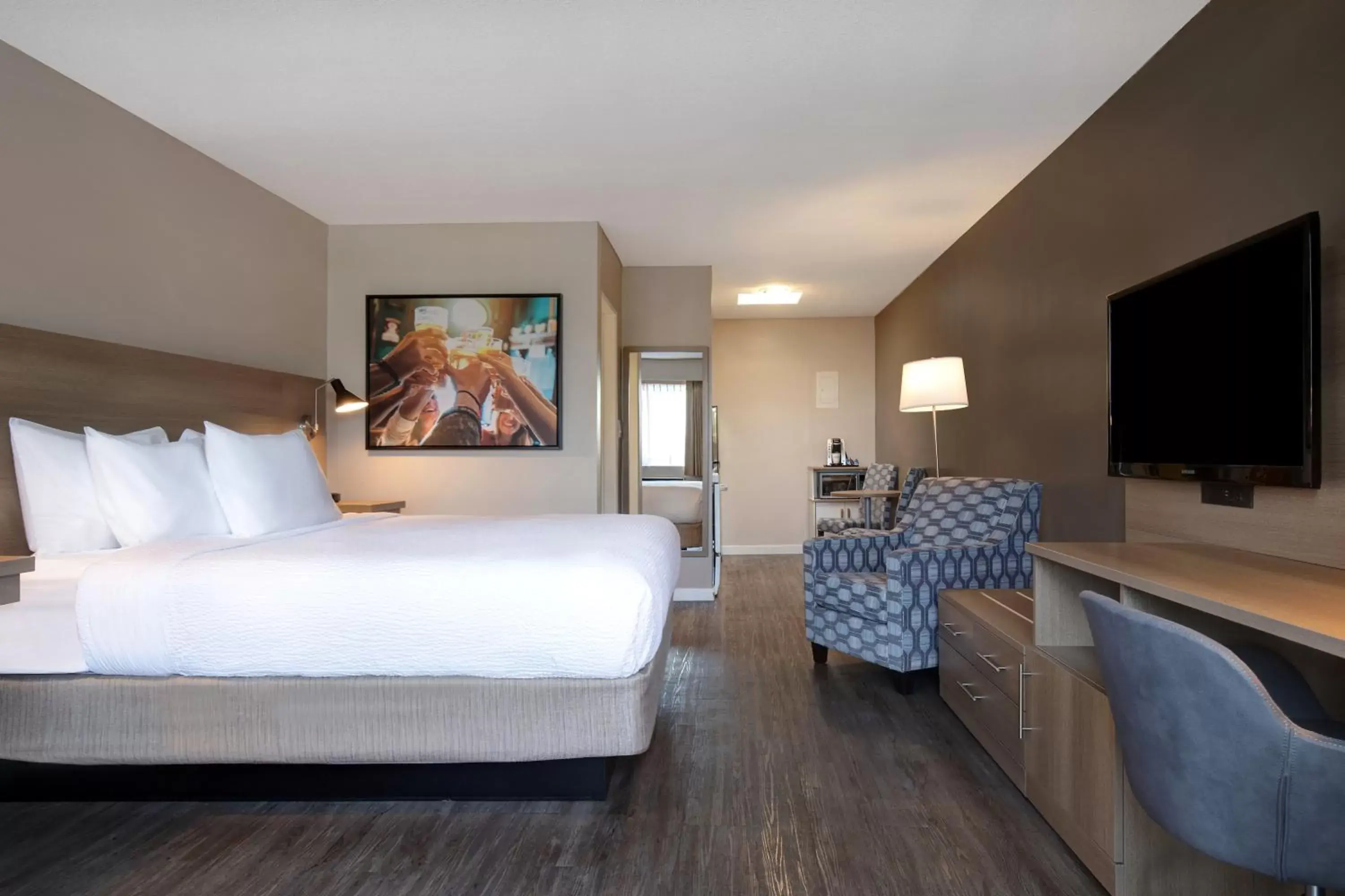 Photo of the whole room, Bed in Days Inn by Wyndham Victoria Uptown