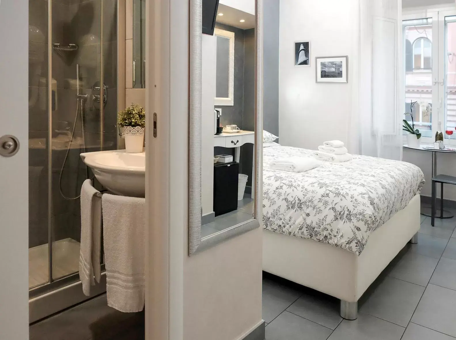 Bed, Bathroom in Relais Cavour Inn