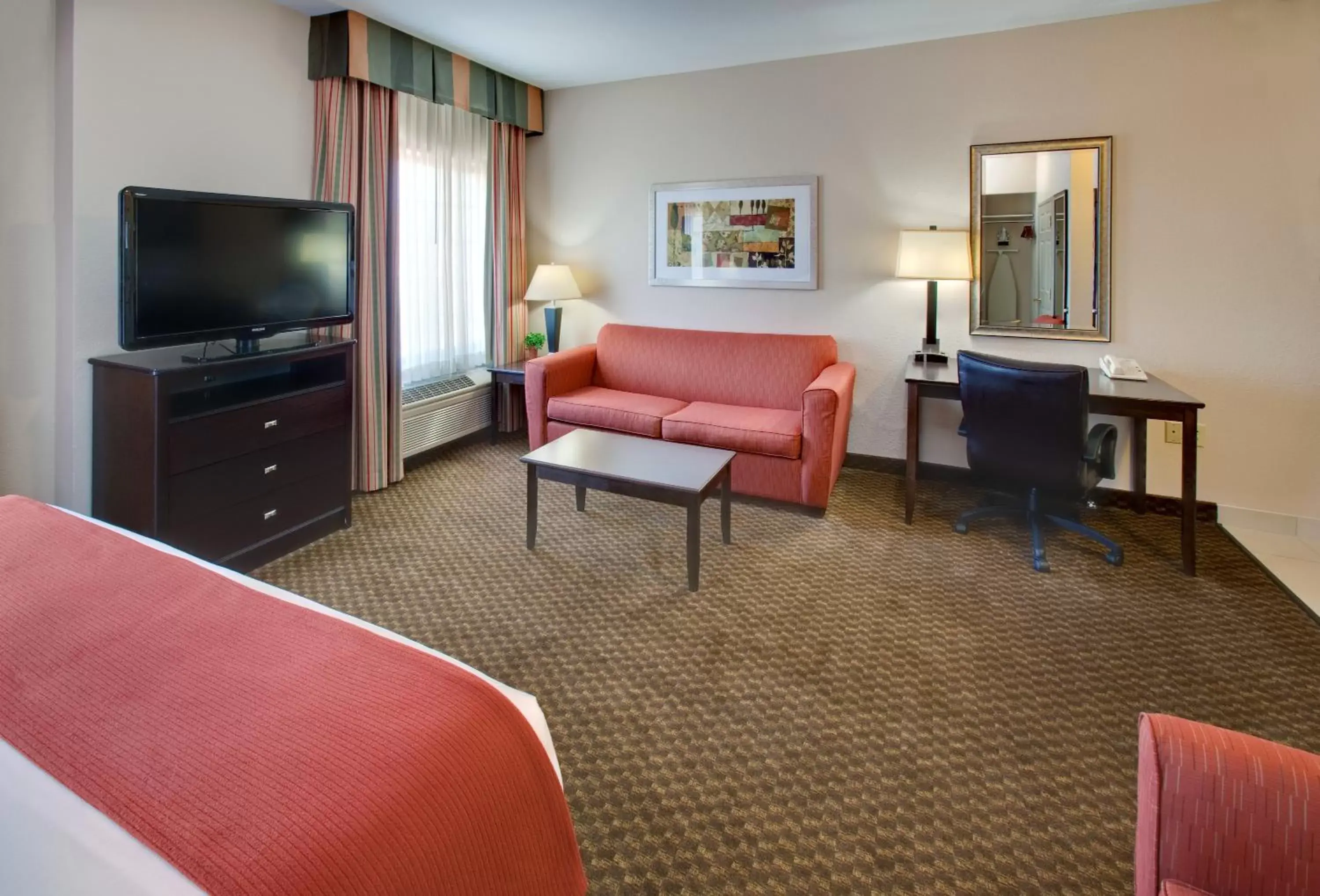 Seating area, TV/Entertainment Center in Holiday Inn Express Hotel & Suites Pleasant Prairie-Kenosha, an IHG Hotel