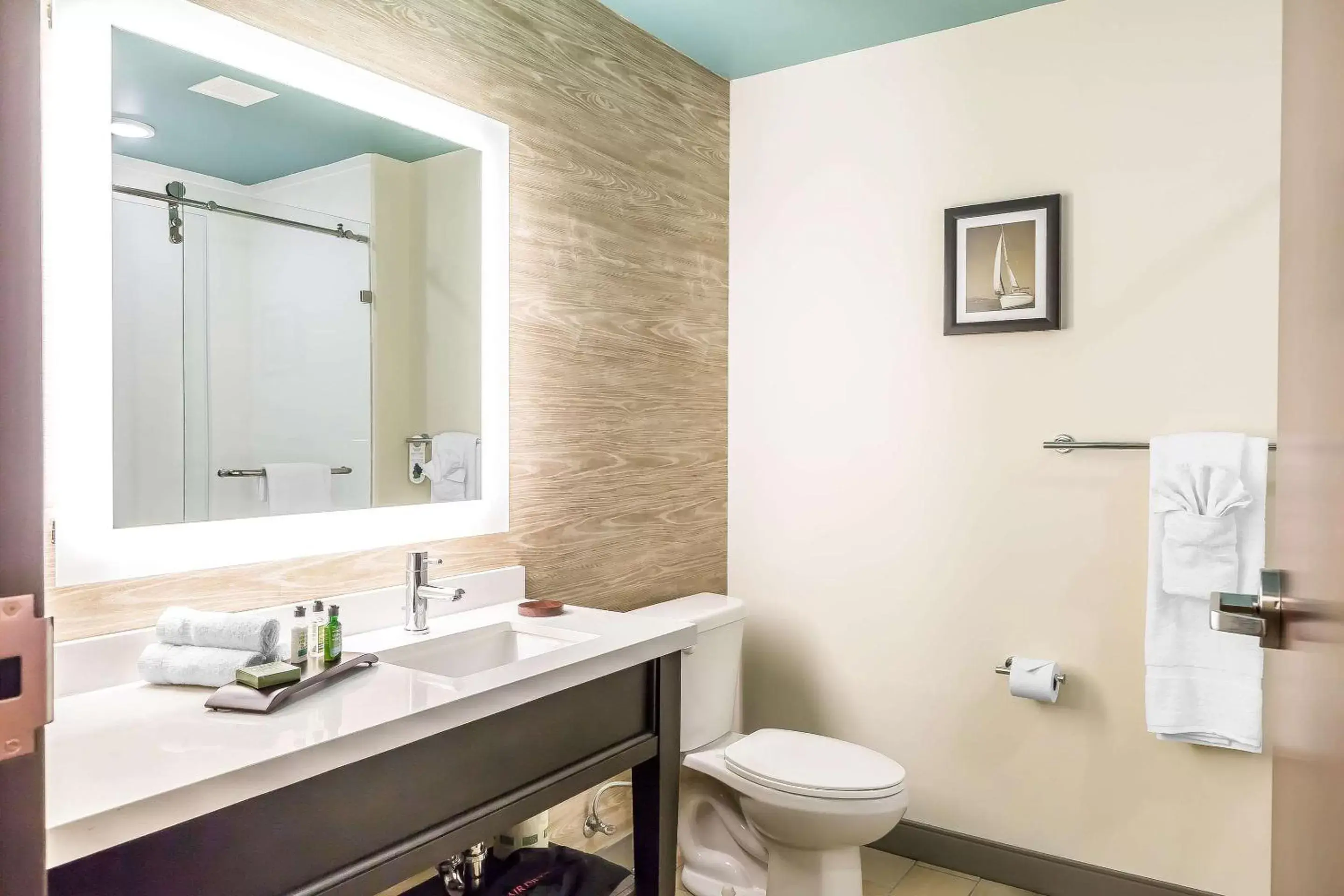 Bathroom in Marina Bay Hotel & Suites, Ascend Hotel Collection
