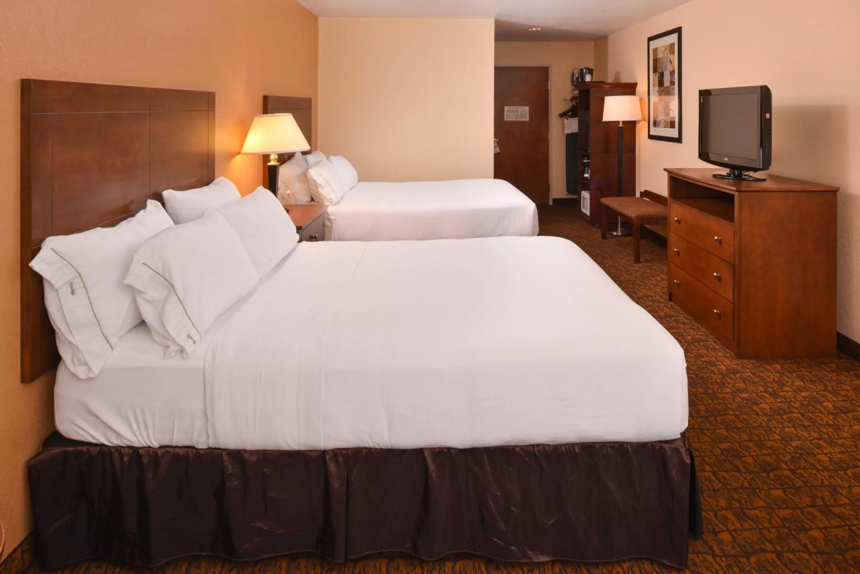 Photo of the whole room, Bed in Holiday Inn Express Morgantown, an IHG Hotel