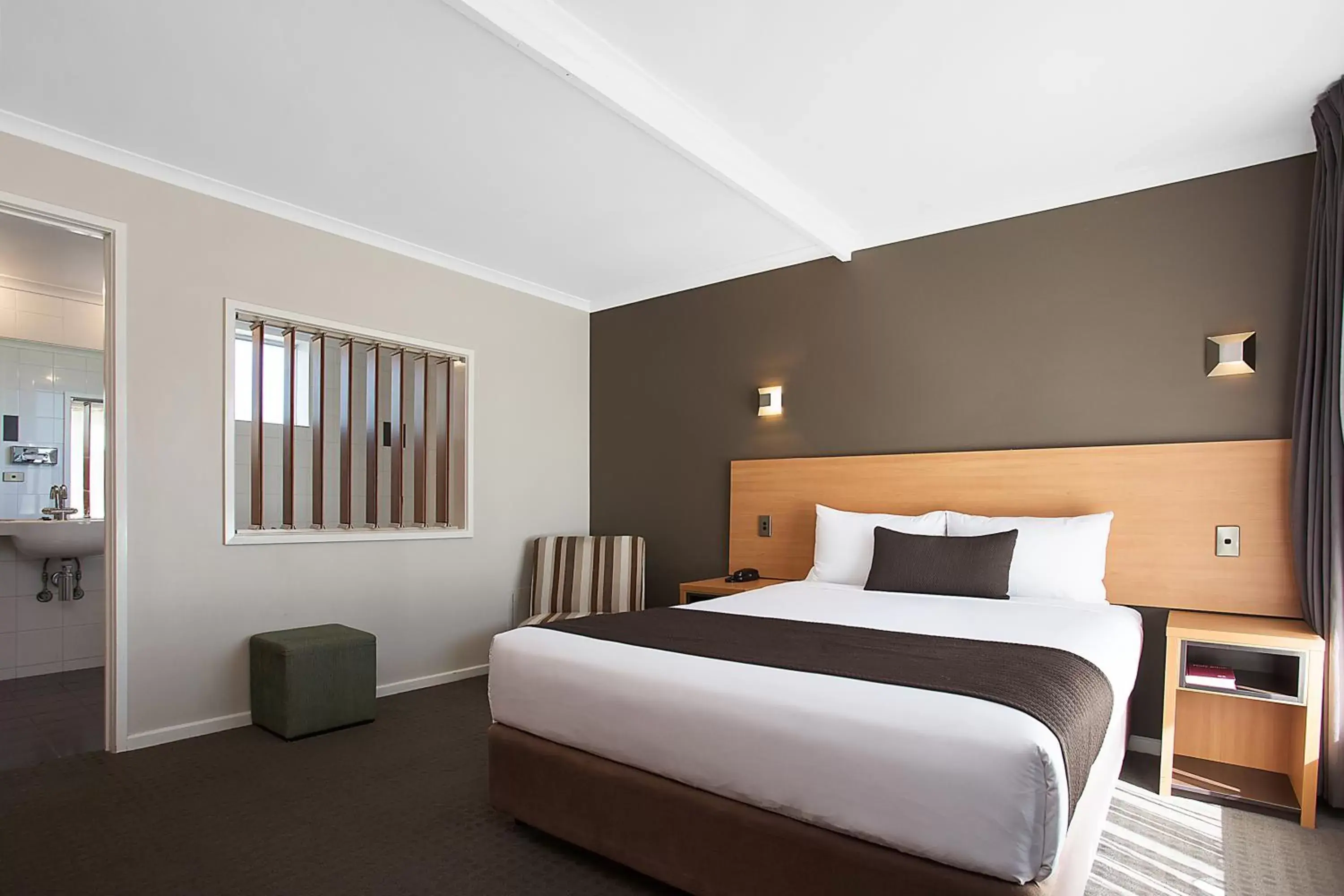 Bed in Comfort Inn on Raglan