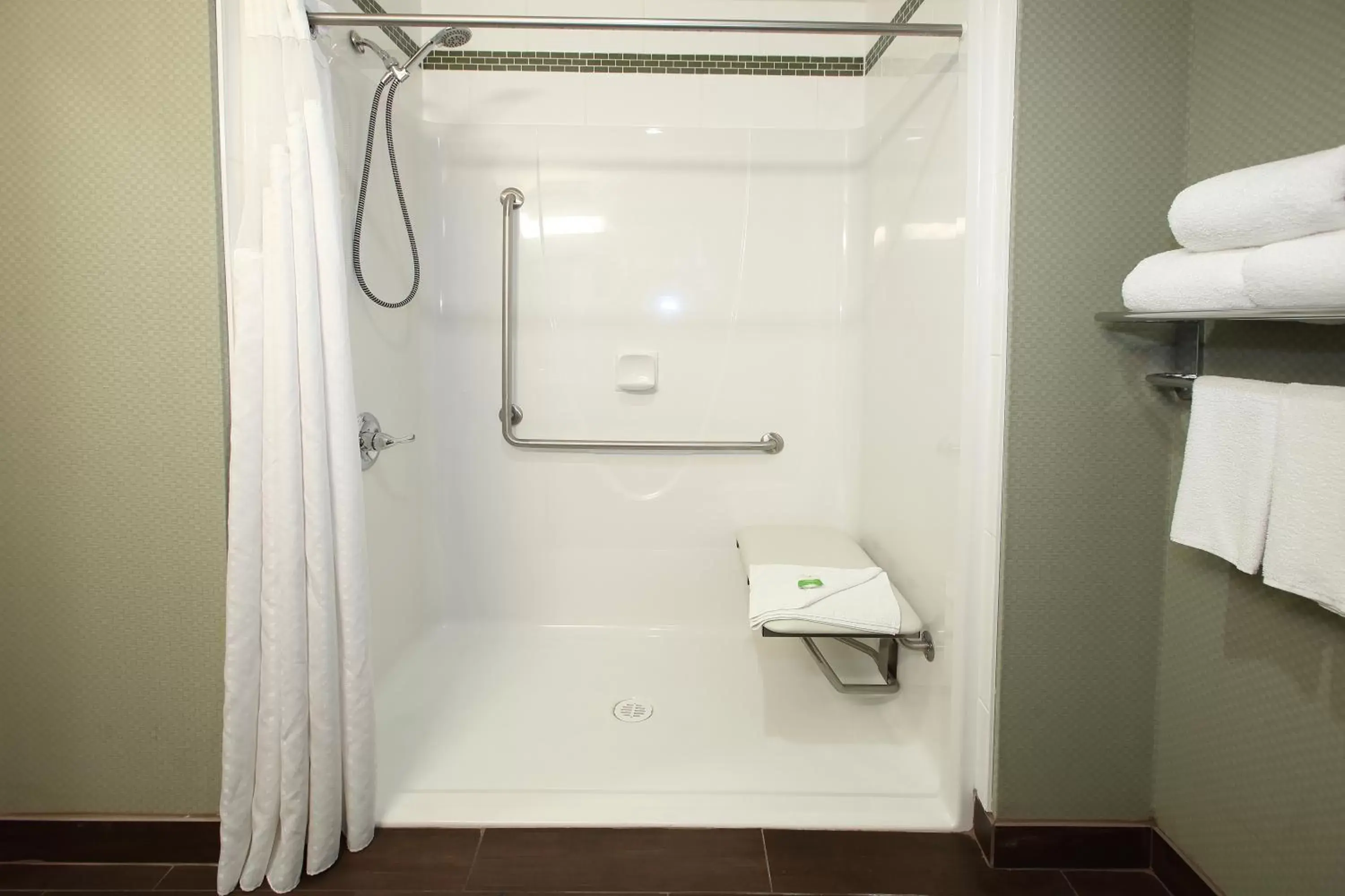 King Room with Roll-In Shower - Disability Access in Best Western Pacific Inn