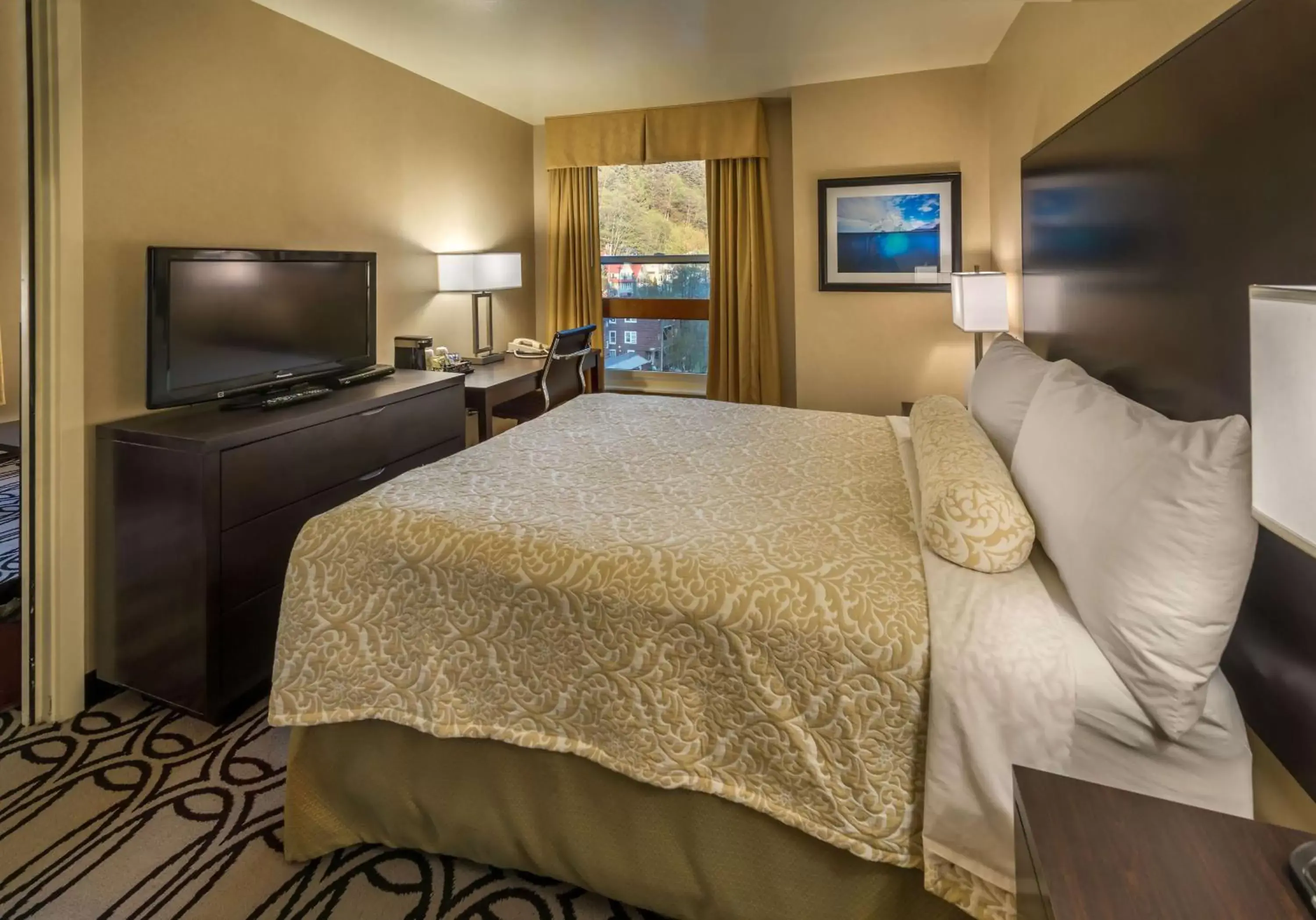 Photo of the whole room, Bed in Baranof Downtown, BW Signature Collection Photo of the whole room, Bed in Baranof Downtown, BW Signature Collection