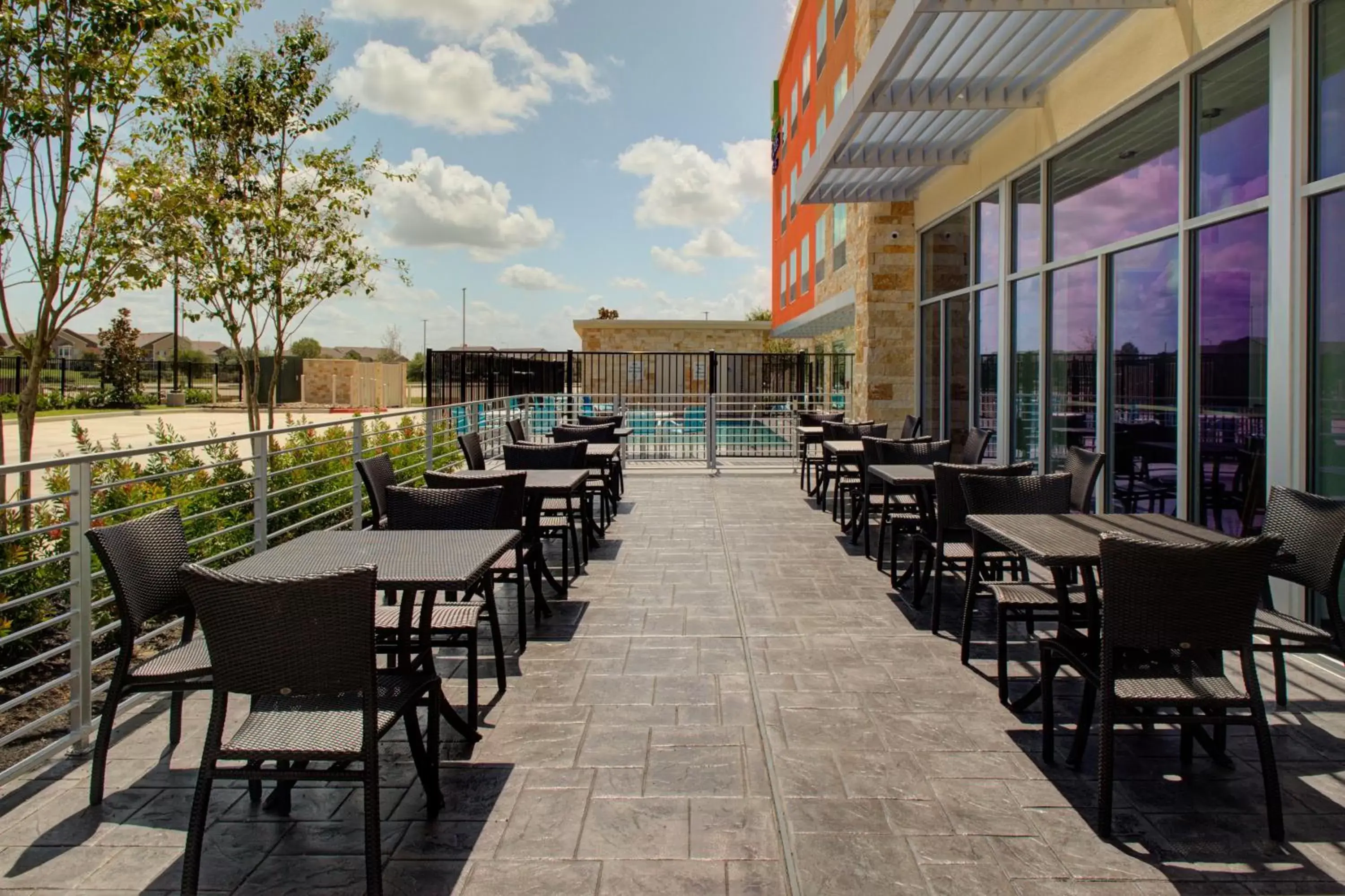 Property building, Restaurant/Places to Eat in Holiday Inn Express & Suites - Houston NW - Cypress Grand Pky, an IHG Hotel