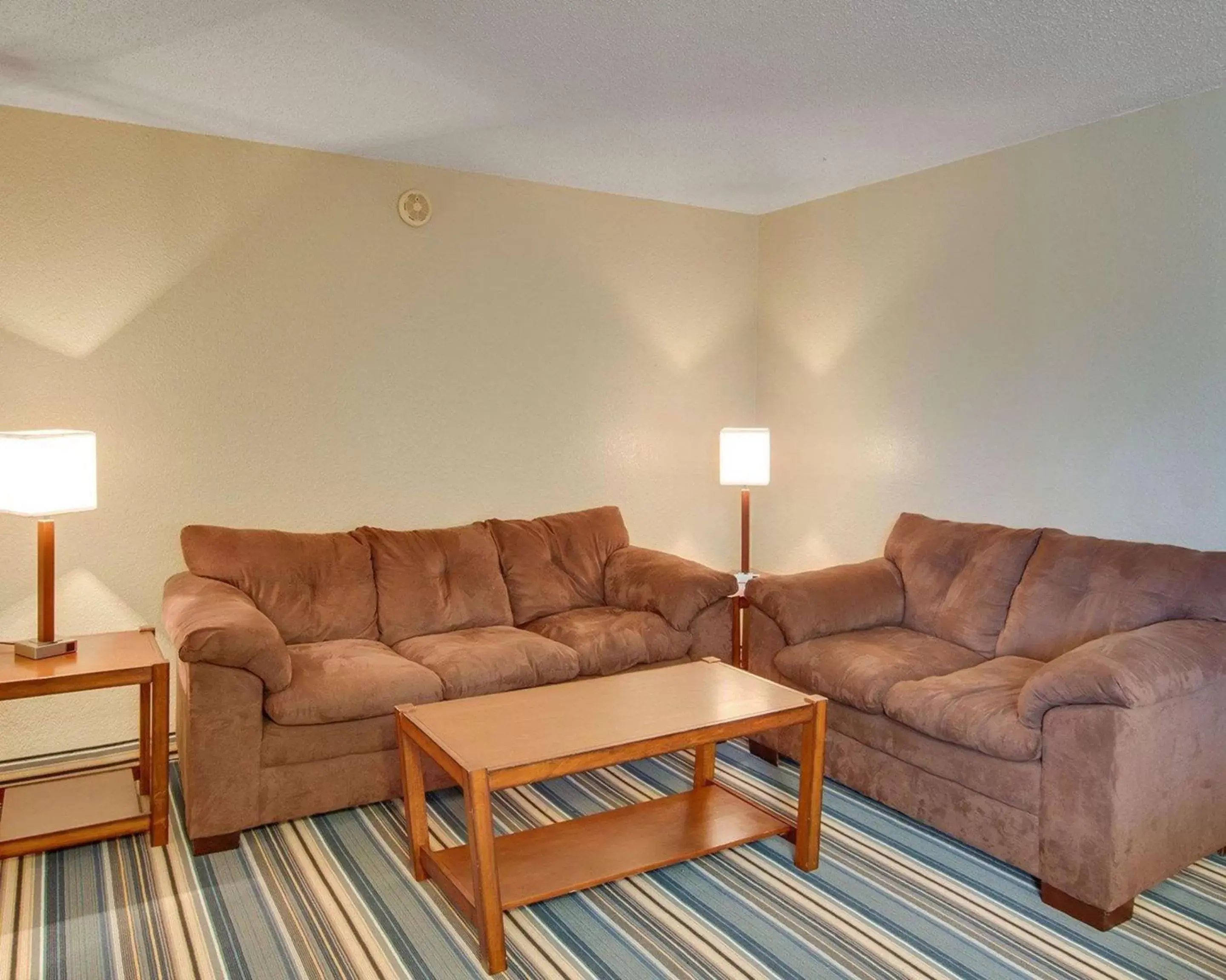 Photo of the whole room, Seating Area in Days Inn by Wyndham Gatesville