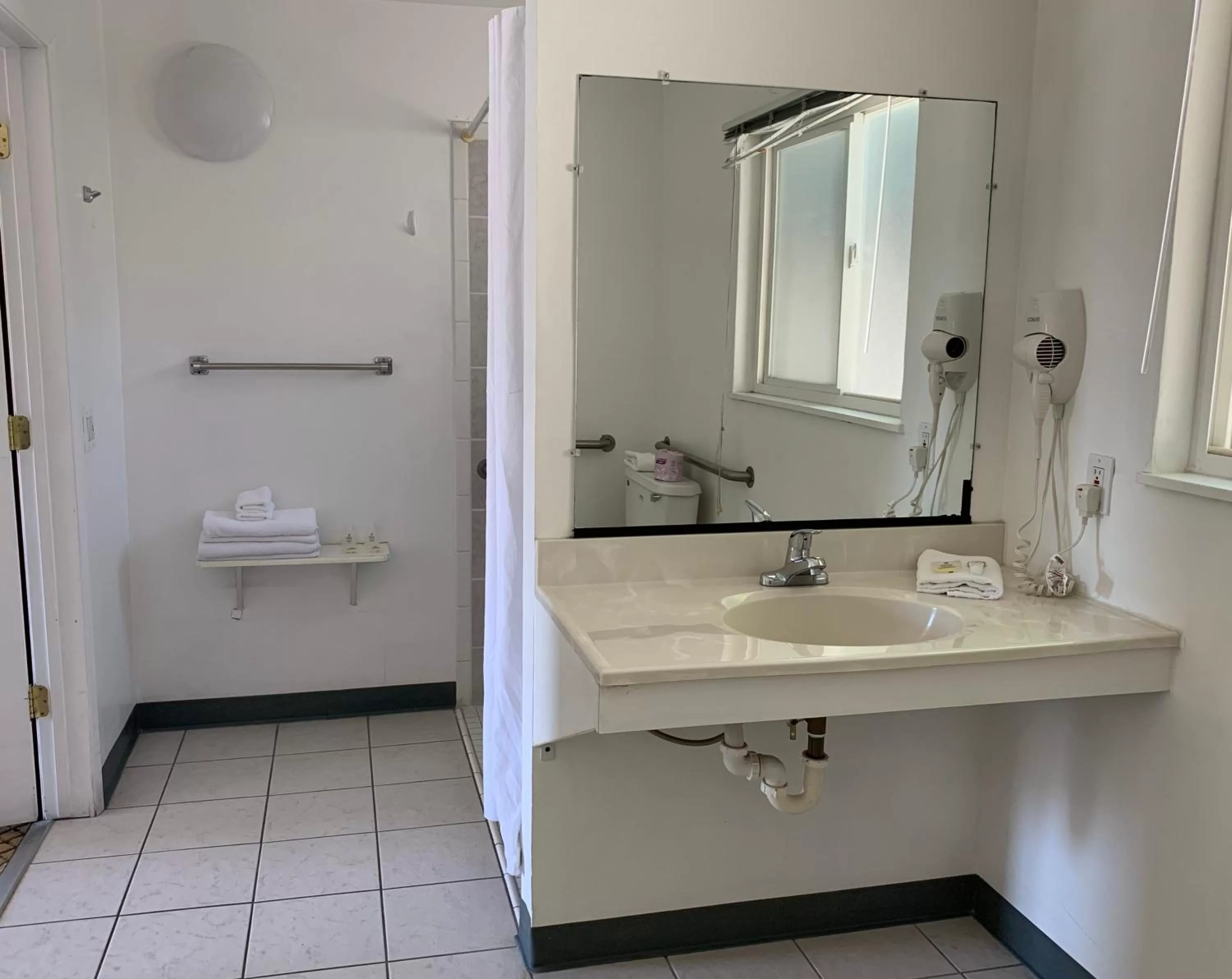 Bathroom in Redwood Inn