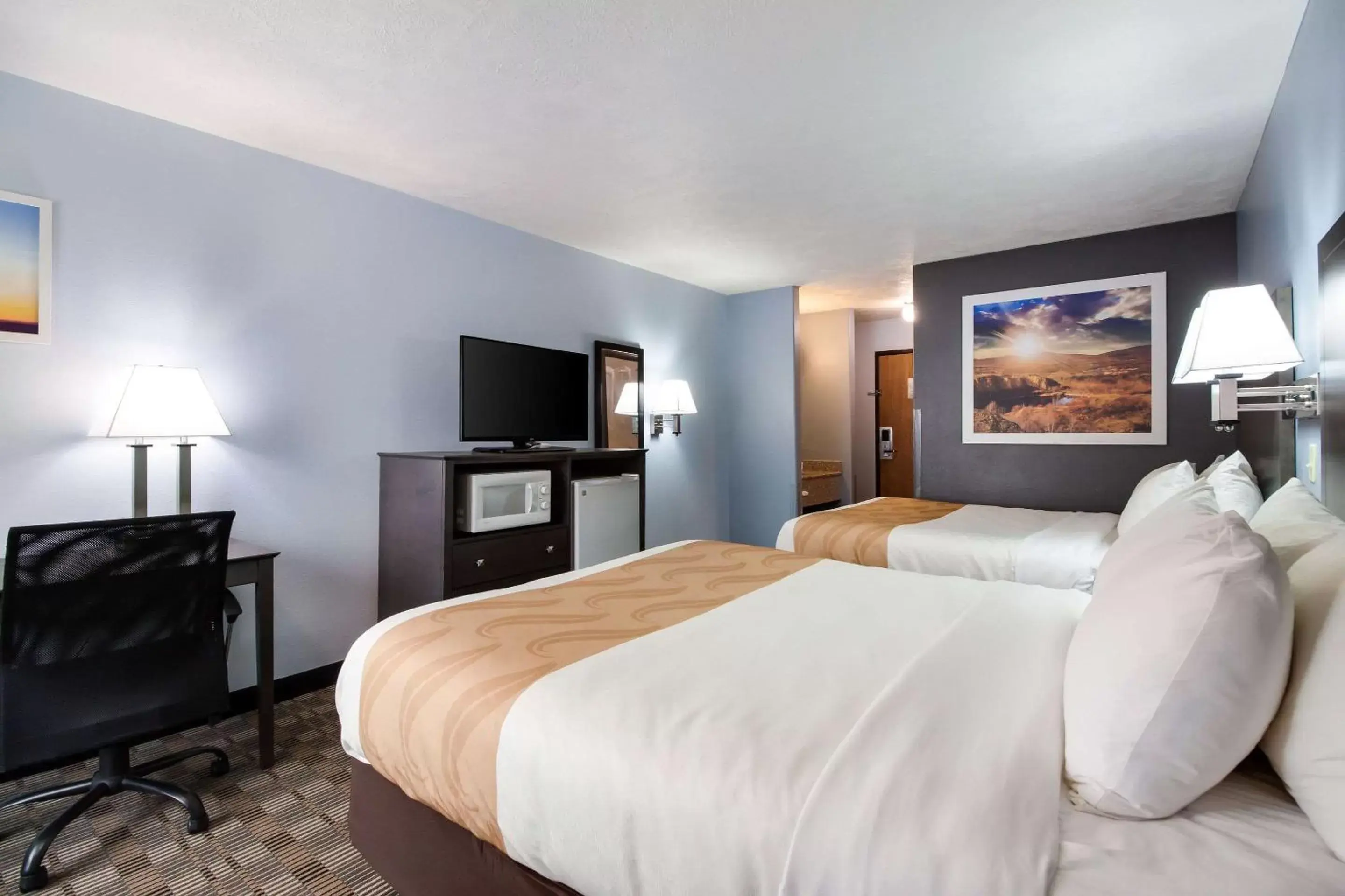 Photo of the whole room, Bed in Quality Inn & Suites