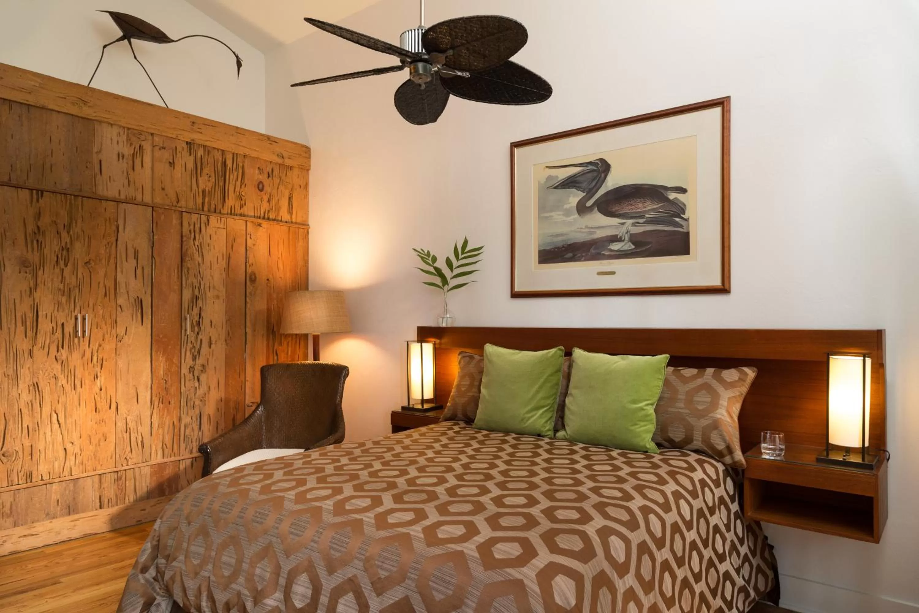 Photo of the whole room, Bed in Black Dolphin Inn