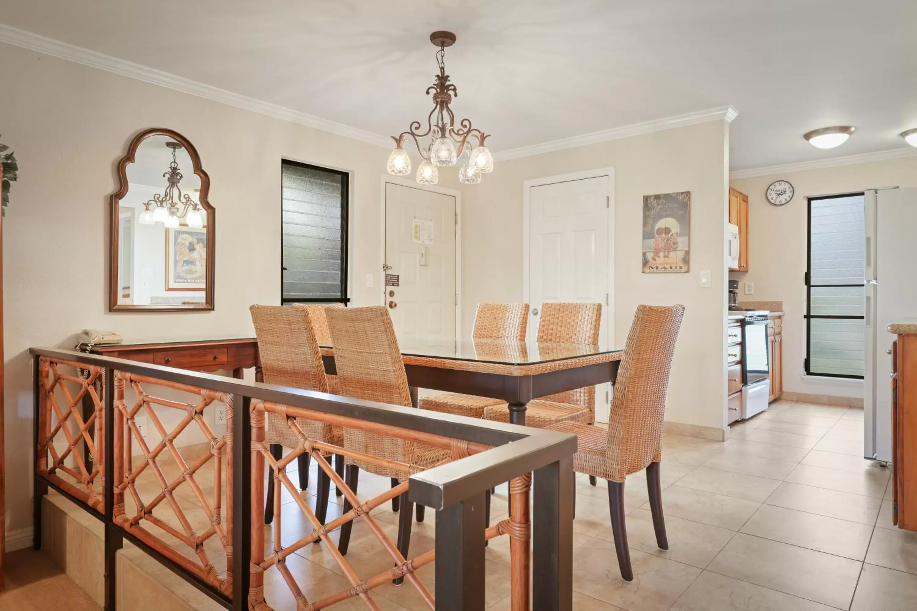 Kitchen or kitchenette, Dining Area in Aston Maui Hill